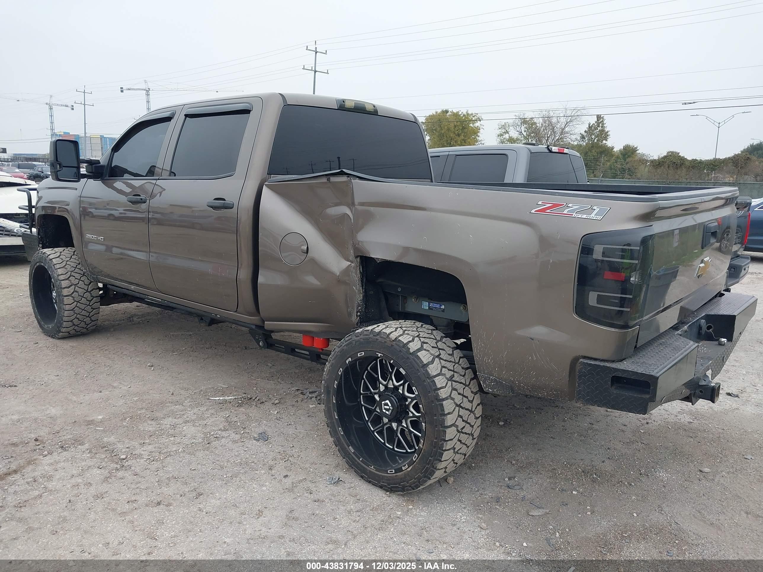 CHEVROLET SILVERADO image 3
