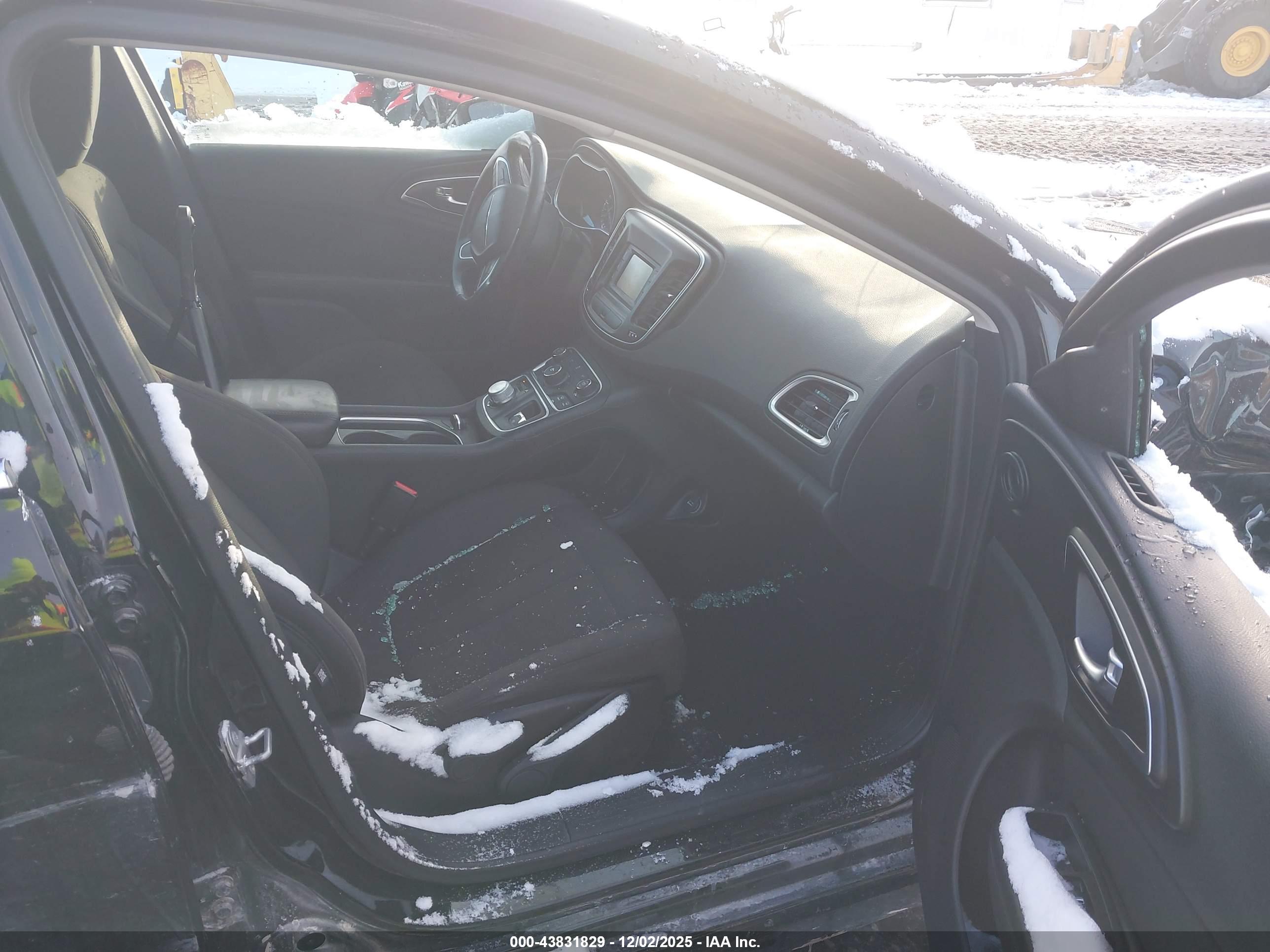 CHRYSLER 200 image 5