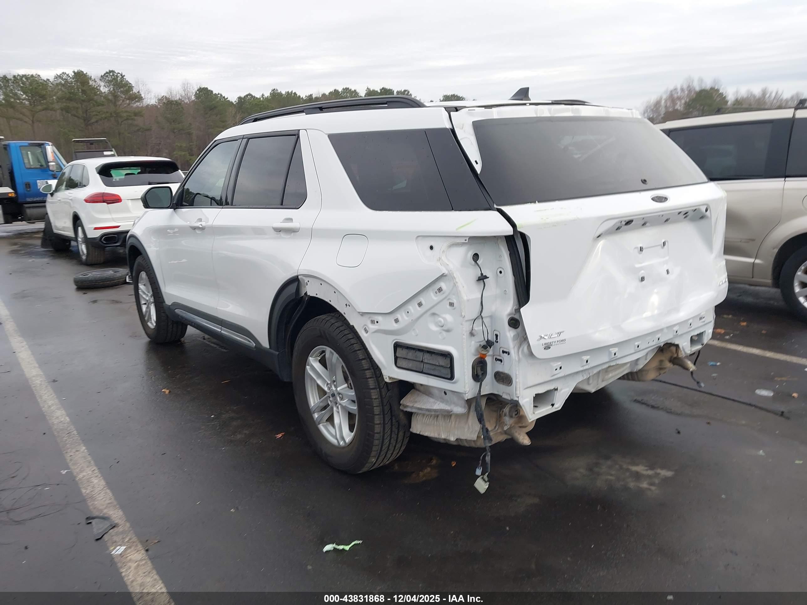 FORD EXPLORER image 3