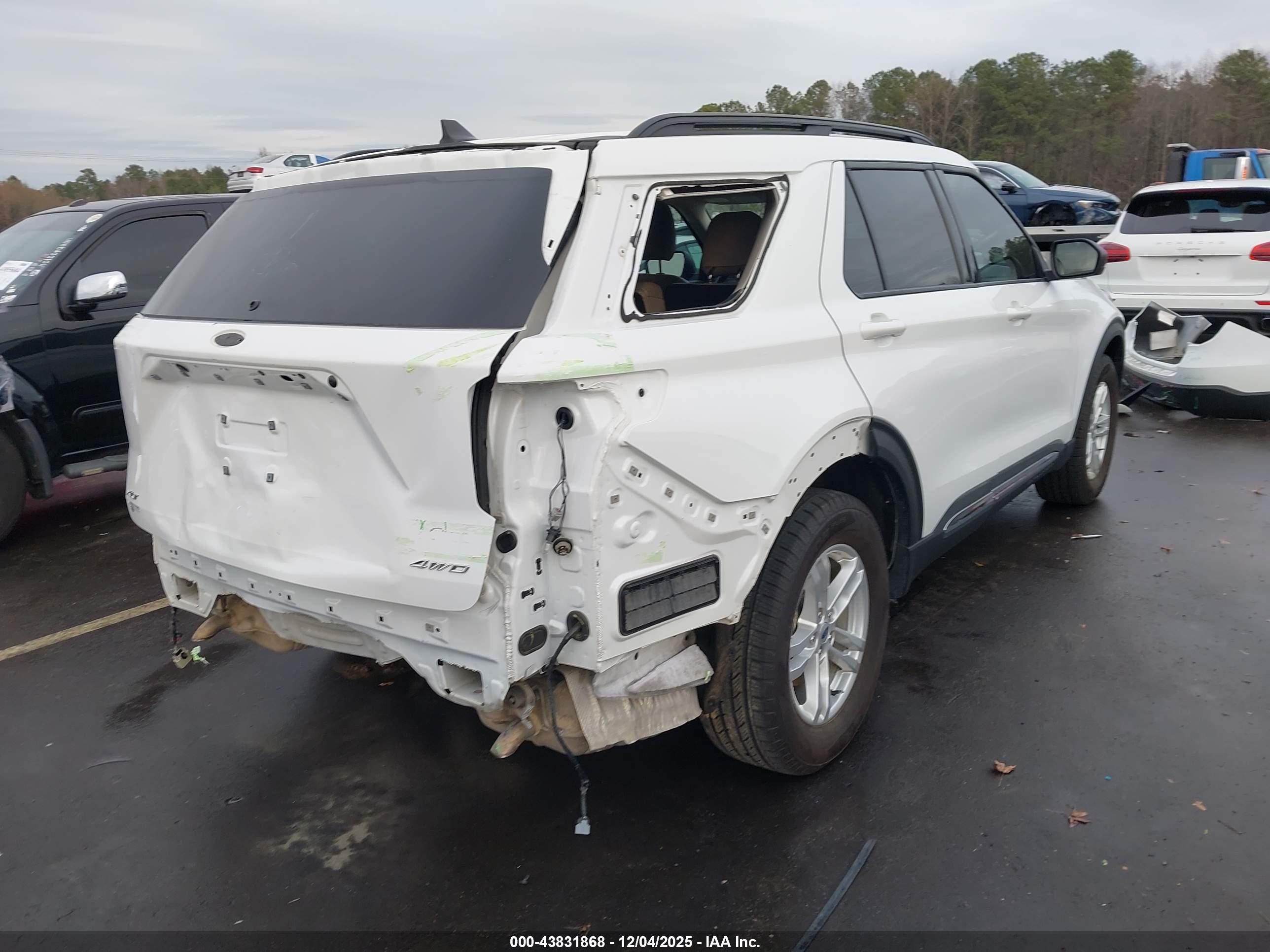 FORD EXPLORER image 4
