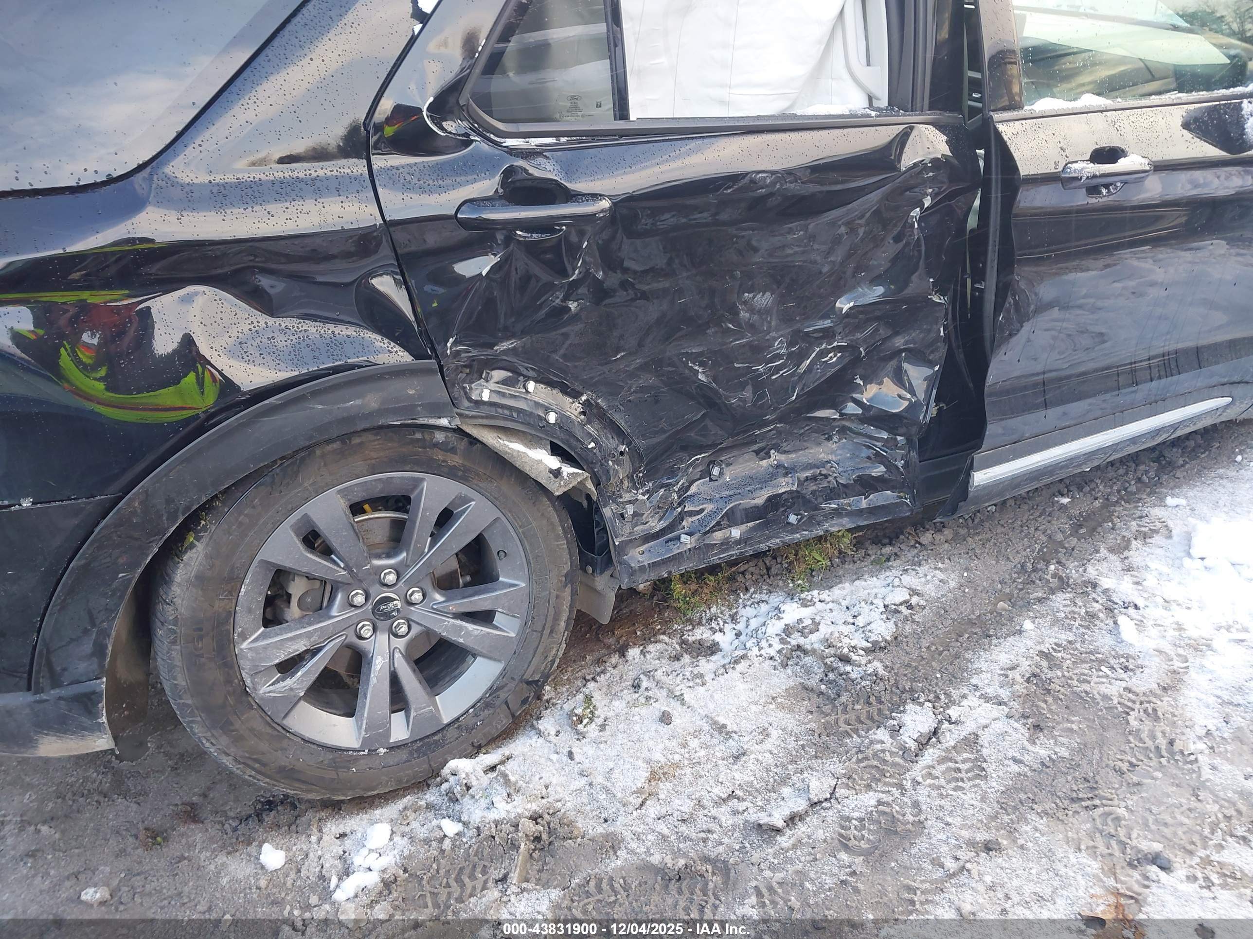 FORD EXPLORER image 6