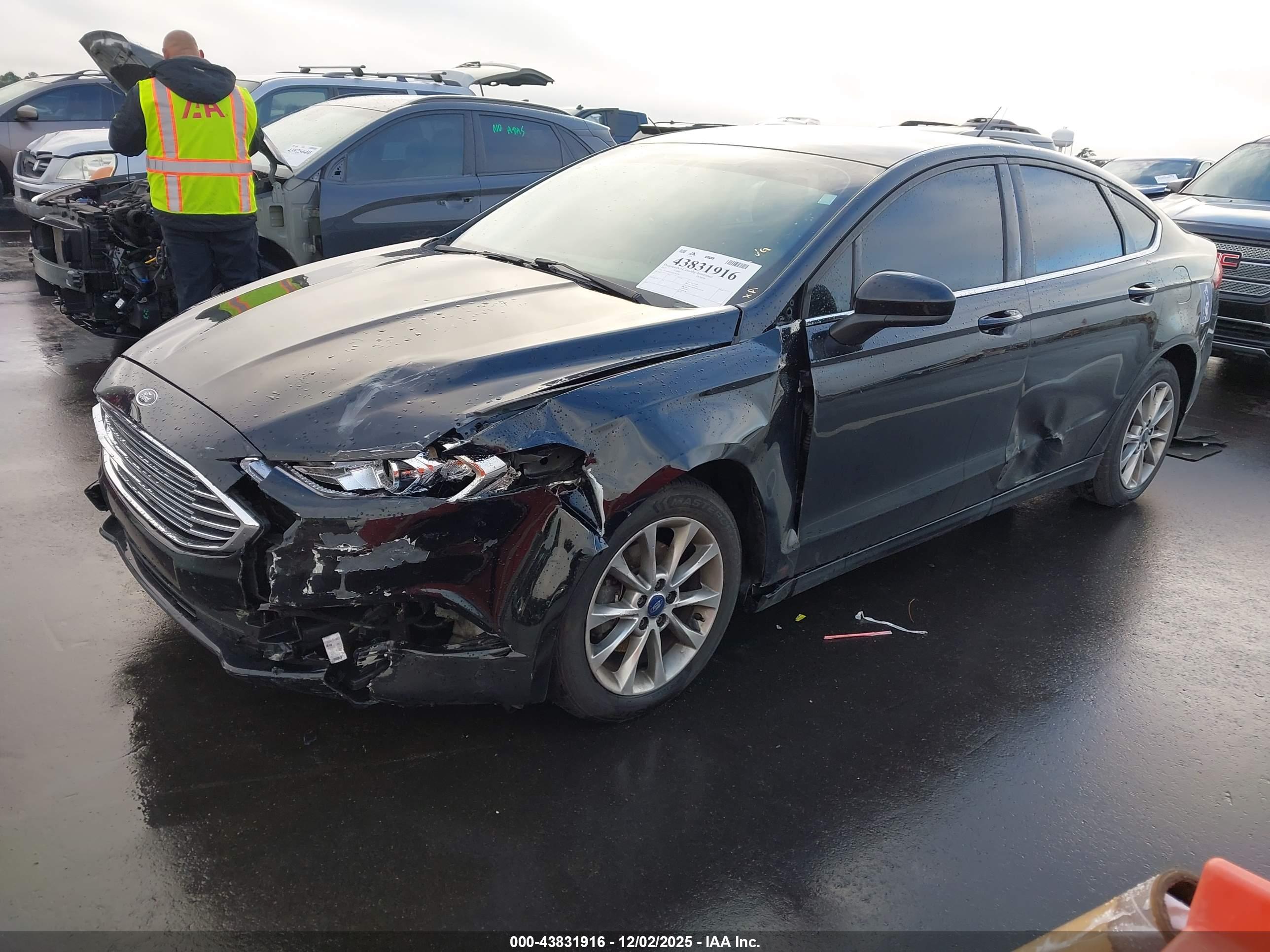 FORD FUSION image 2