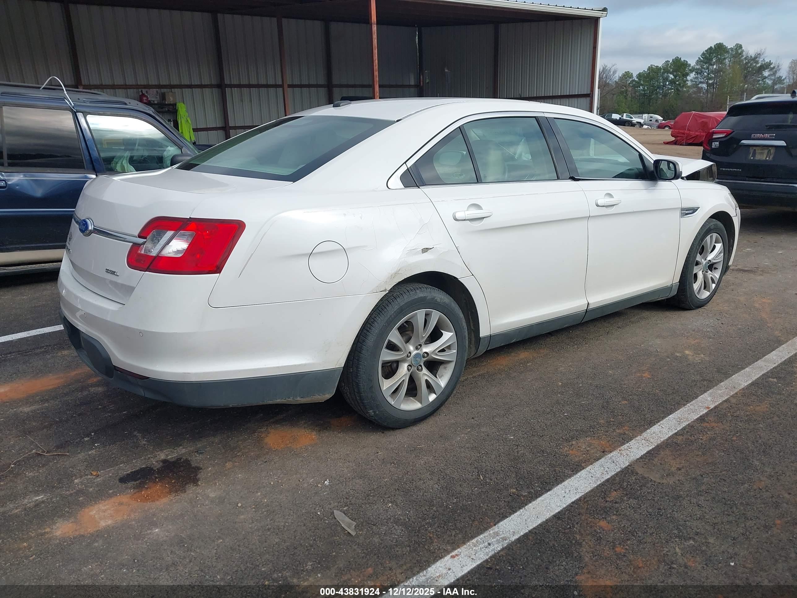 FORD TAURUS image 4