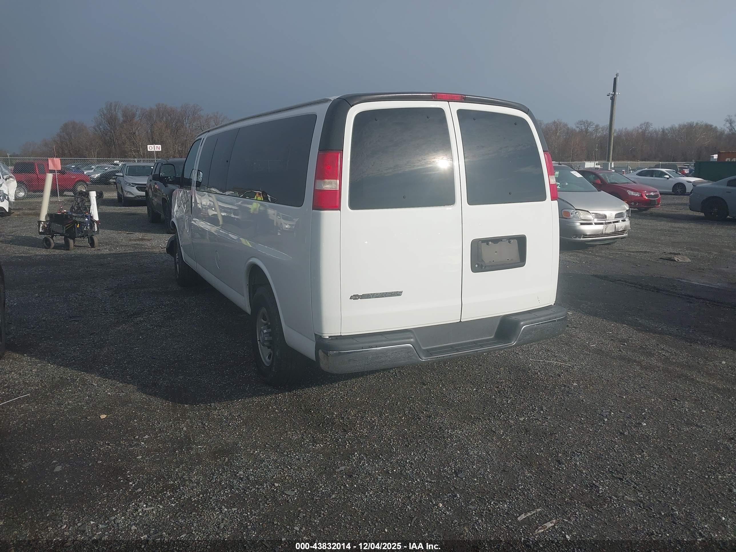CHEVROLET EXPRESS image 3