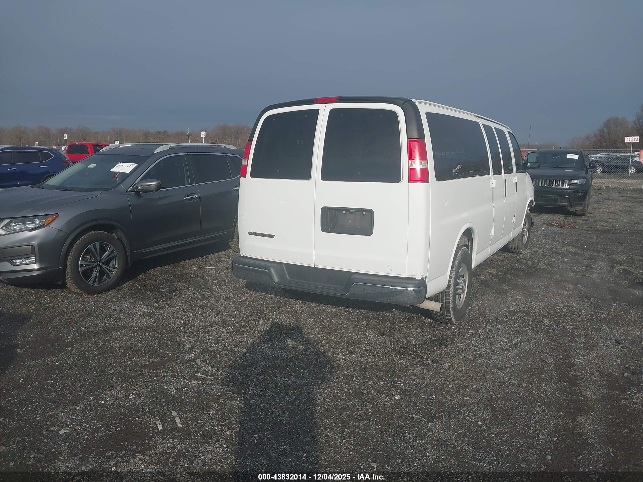 CHEVROLET EXPRESS image 4