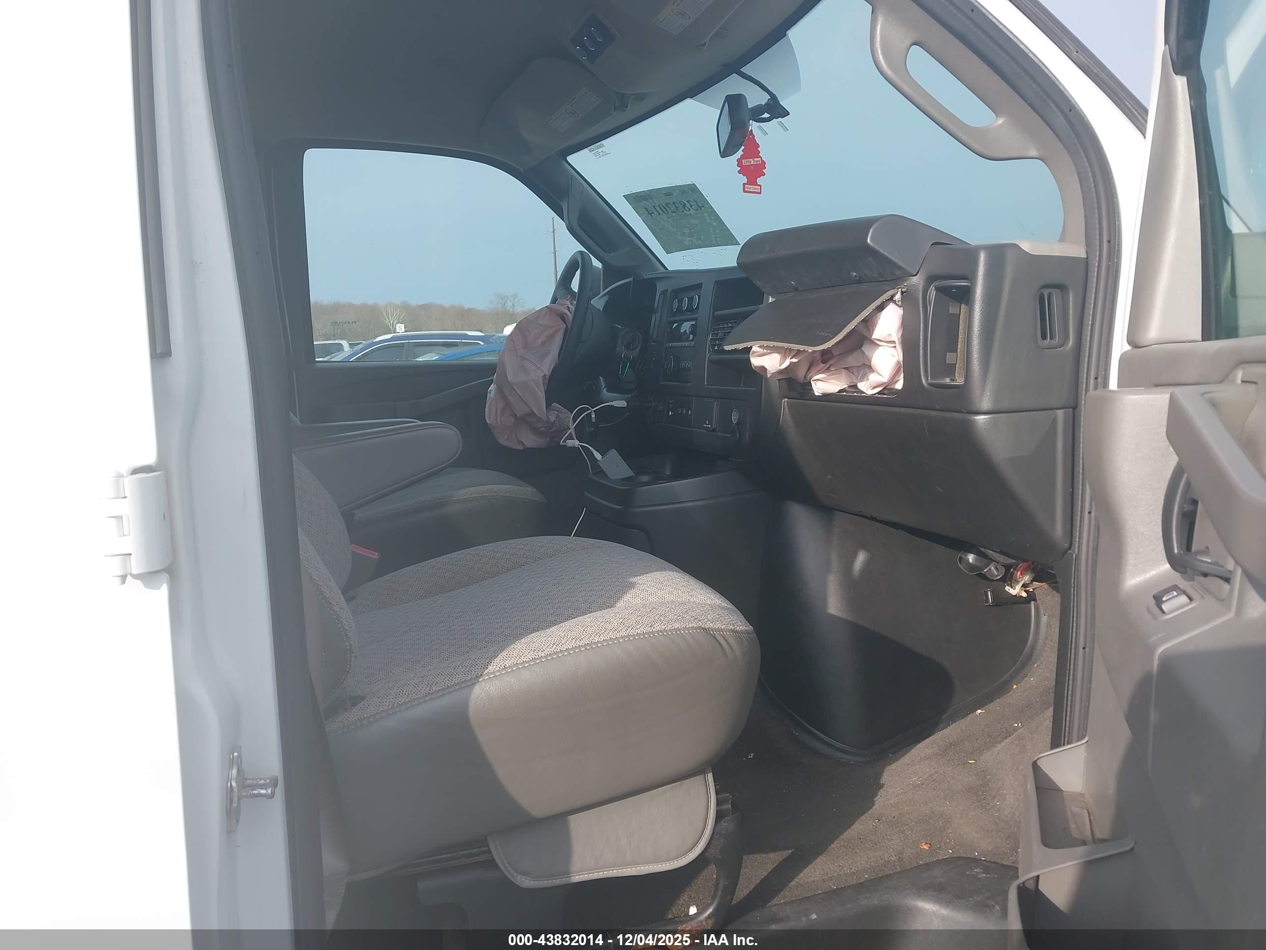 CHEVROLET EXPRESS image 5