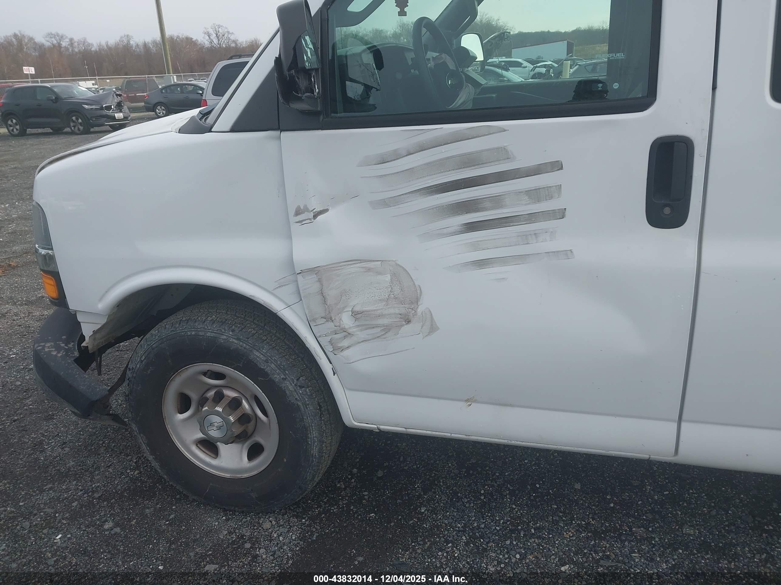 CHEVROLET EXPRESS image 6