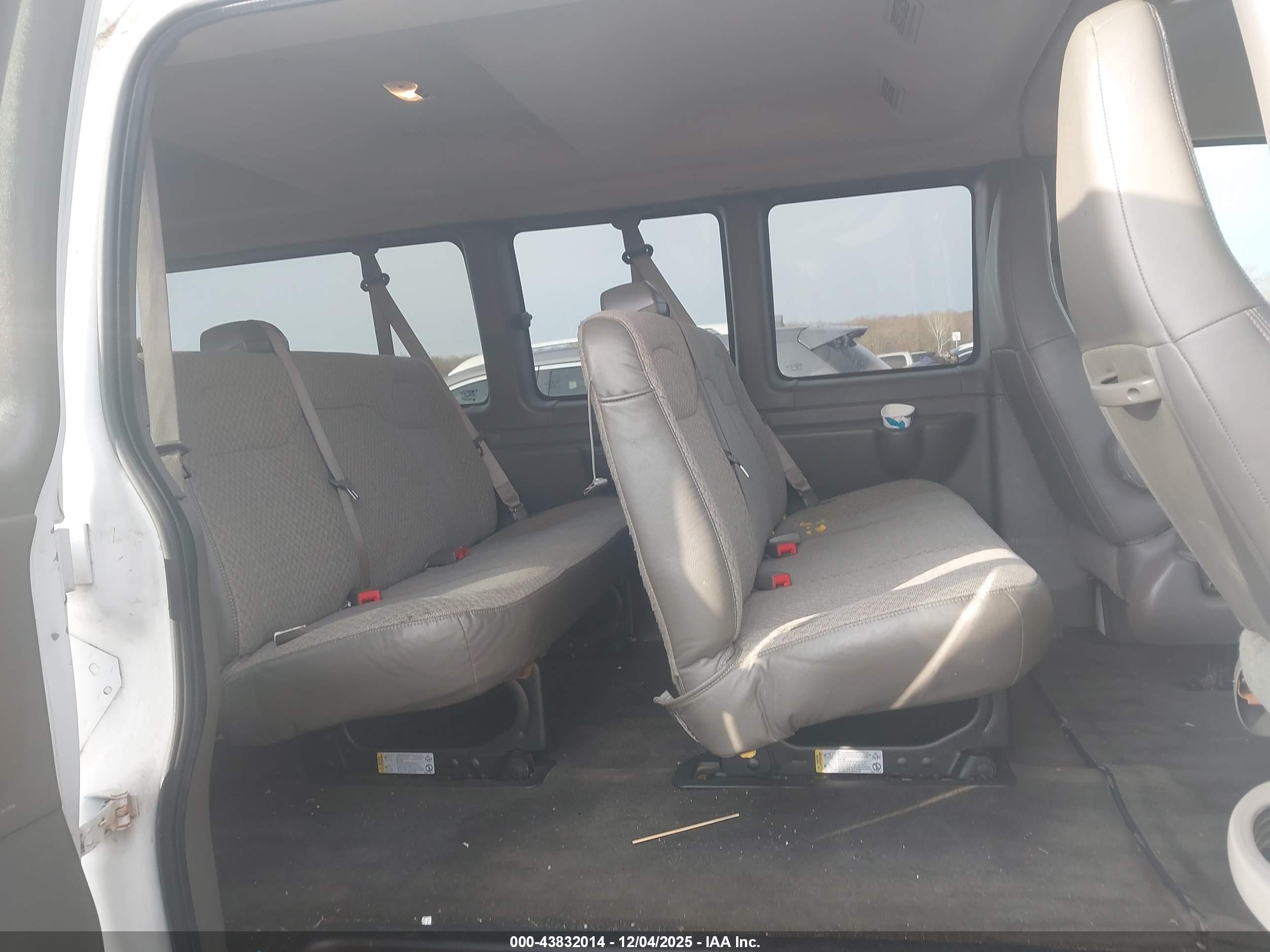 CHEVROLET EXPRESS image 8
