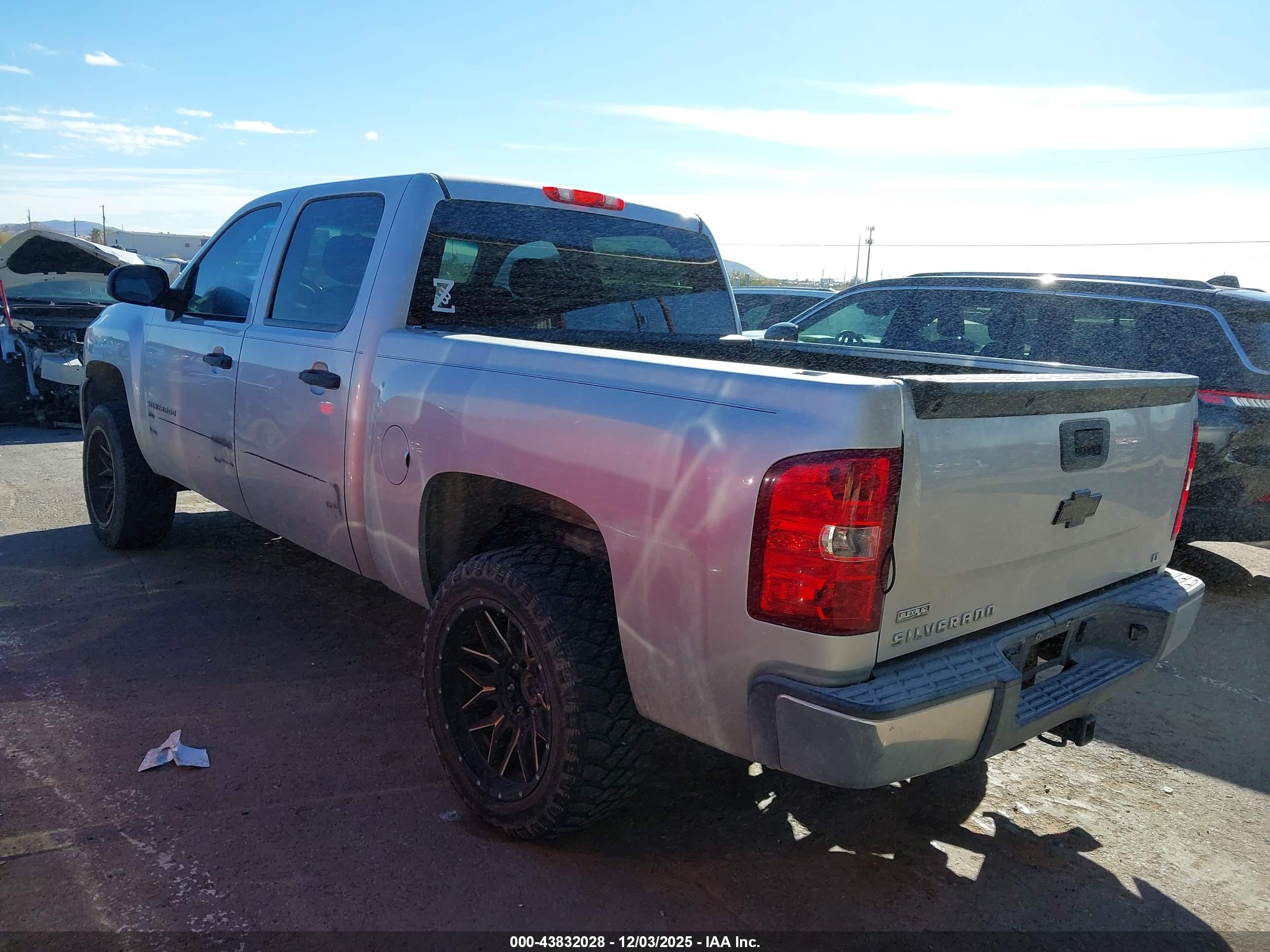 CHEVROLET SILVERADO image 3