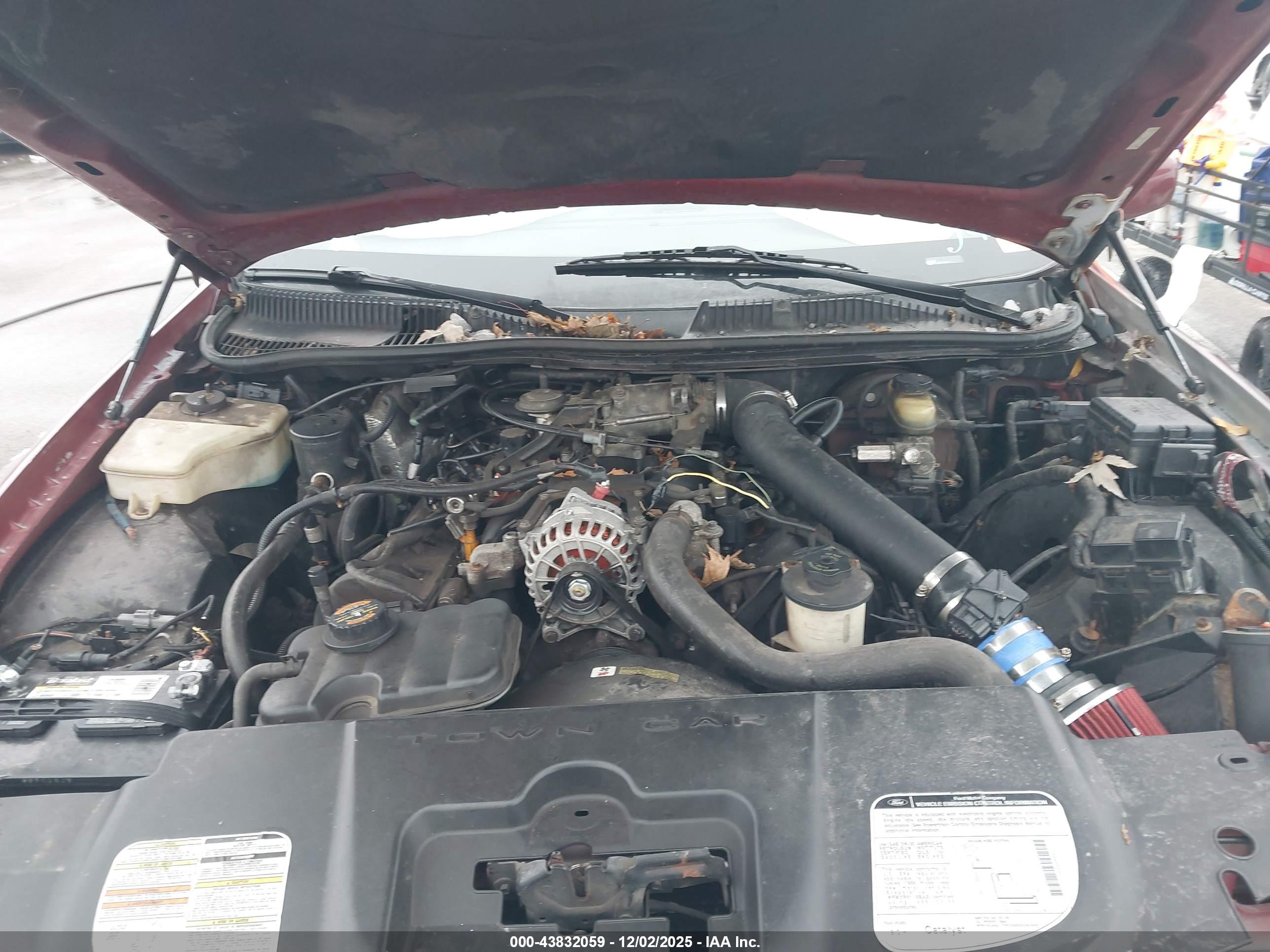 LINCOLN TOWN image 10