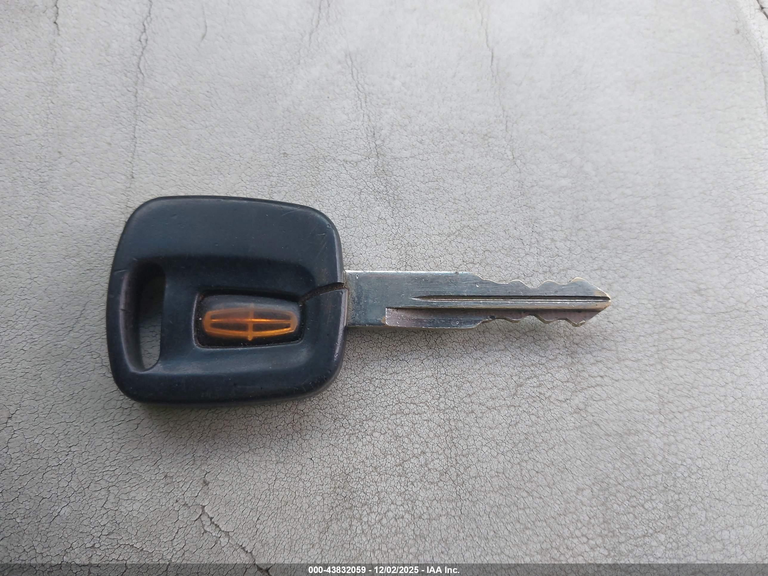 LINCOLN TOWN image 11