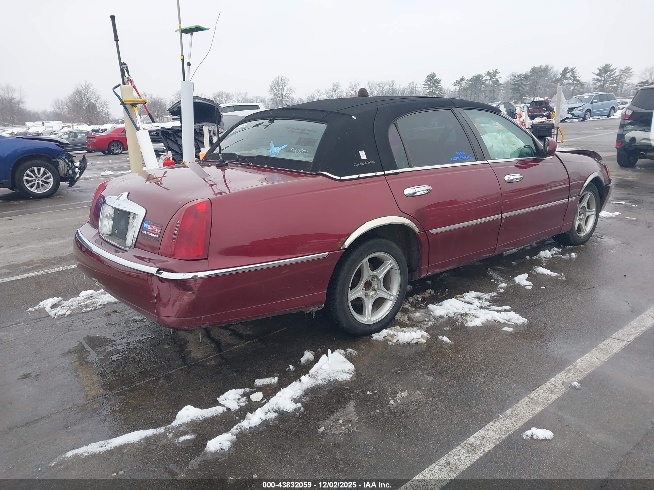 LINCOLN TOWN image 4
