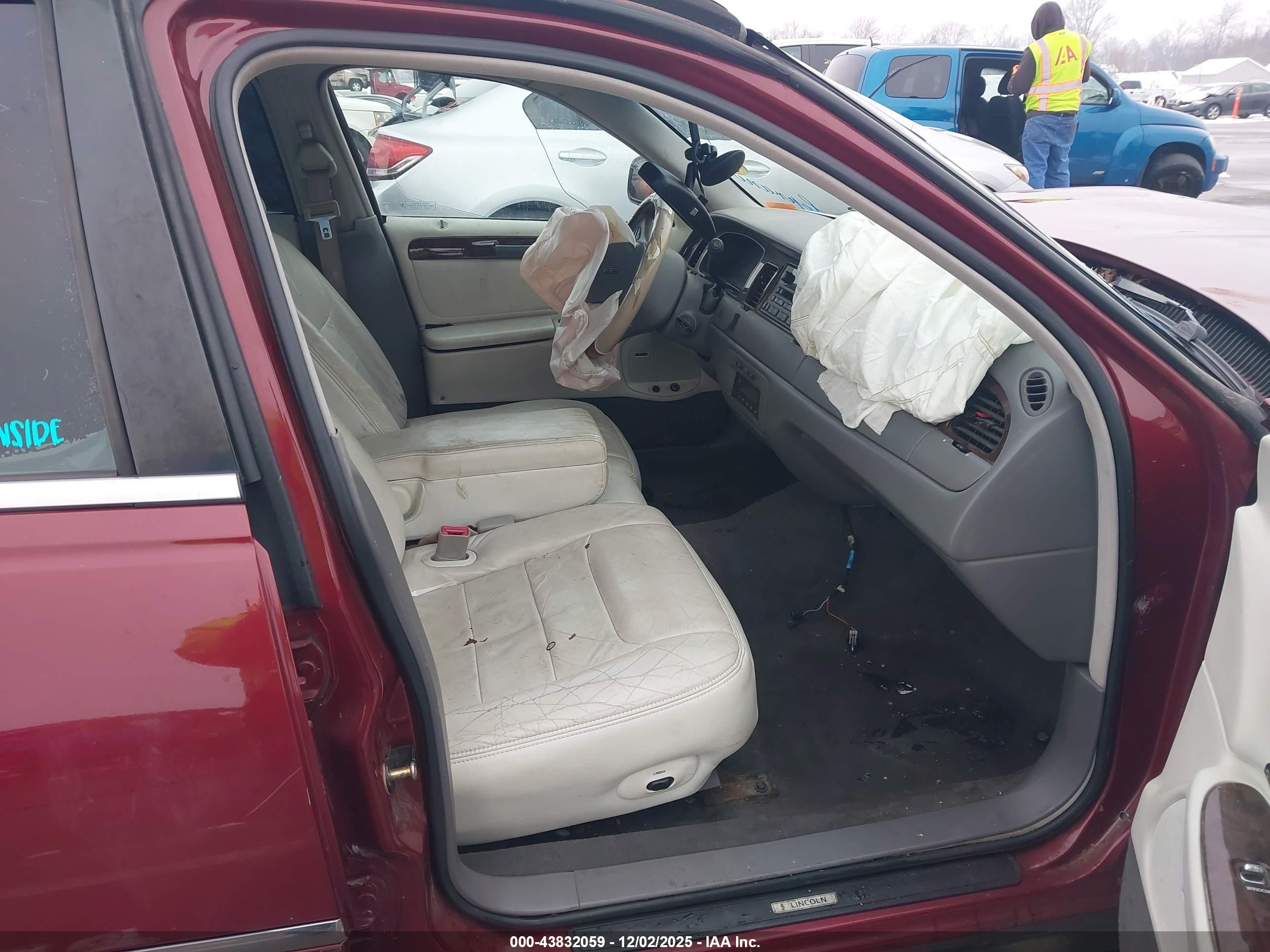 LINCOLN TOWN image 5