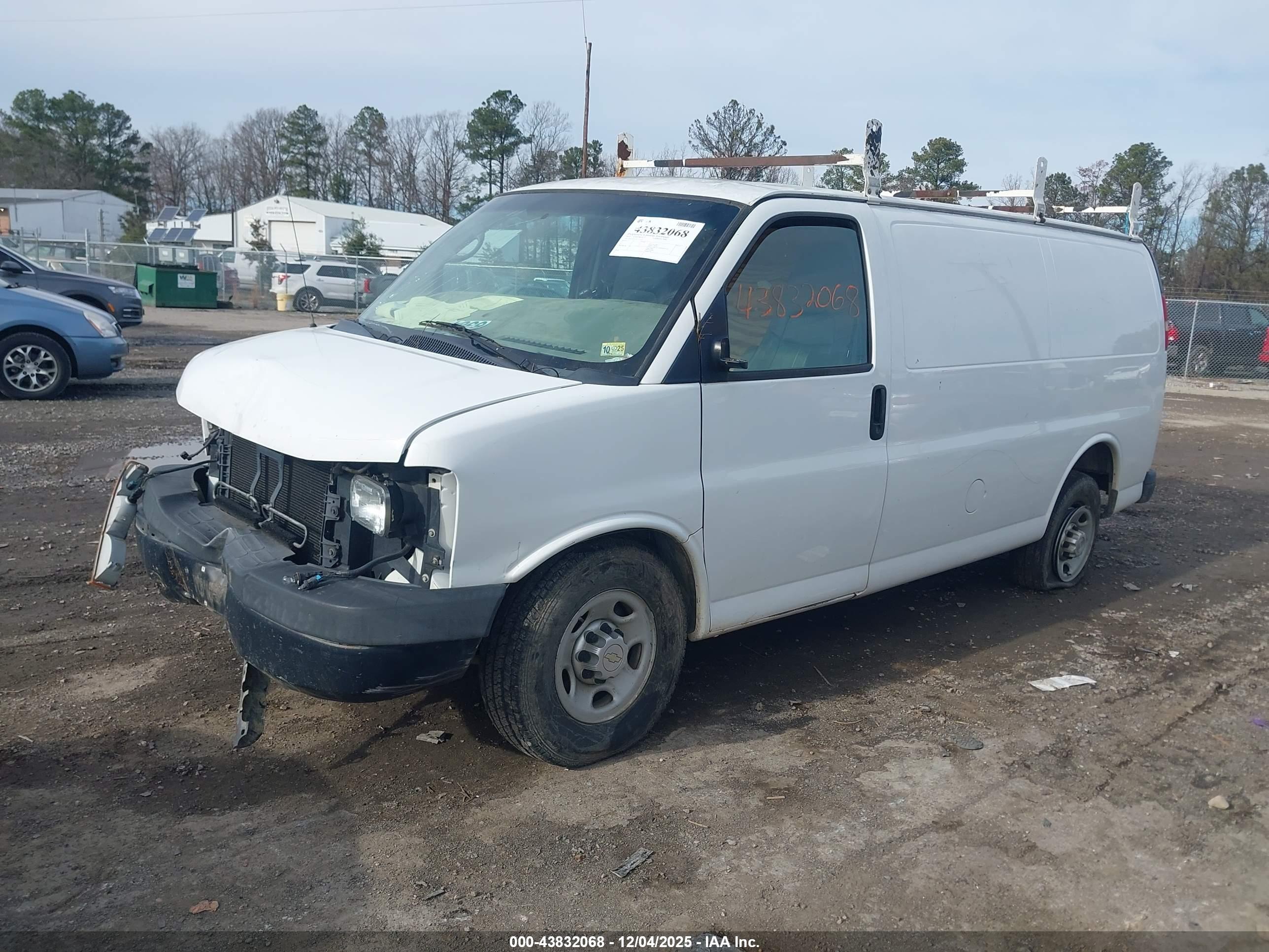CHEVROLET EXPRESS image 2
