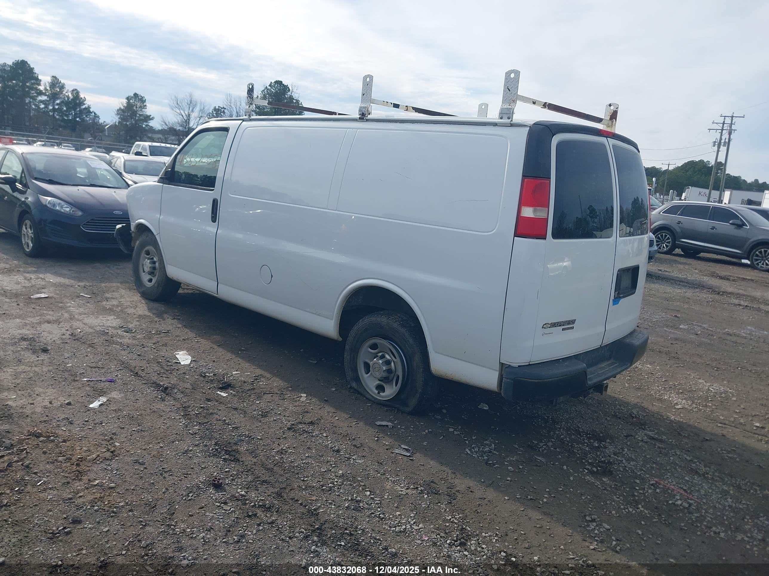 CHEVROLET EXPRESS image 3