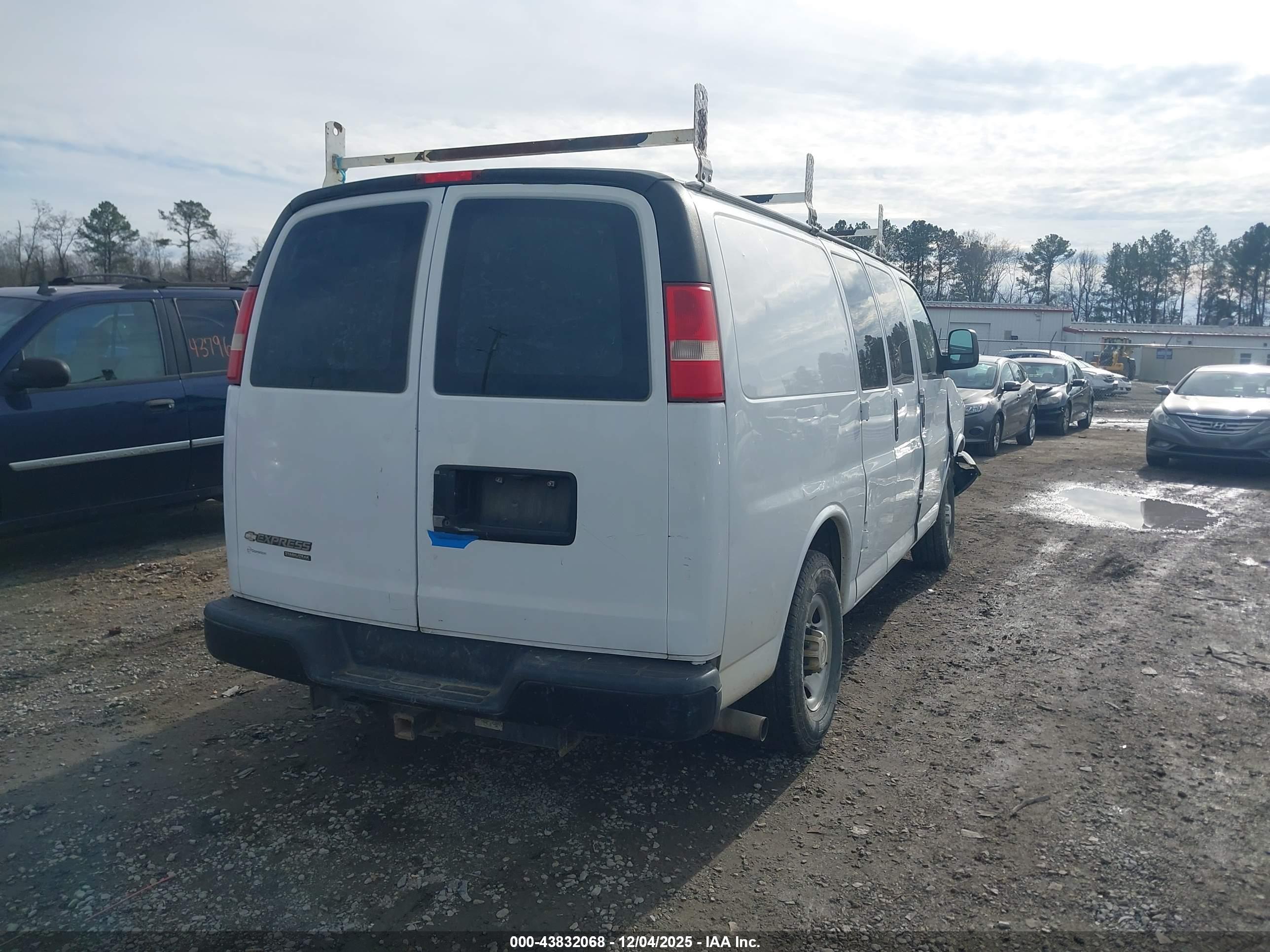 CHEVROLET EXPRESS image 4