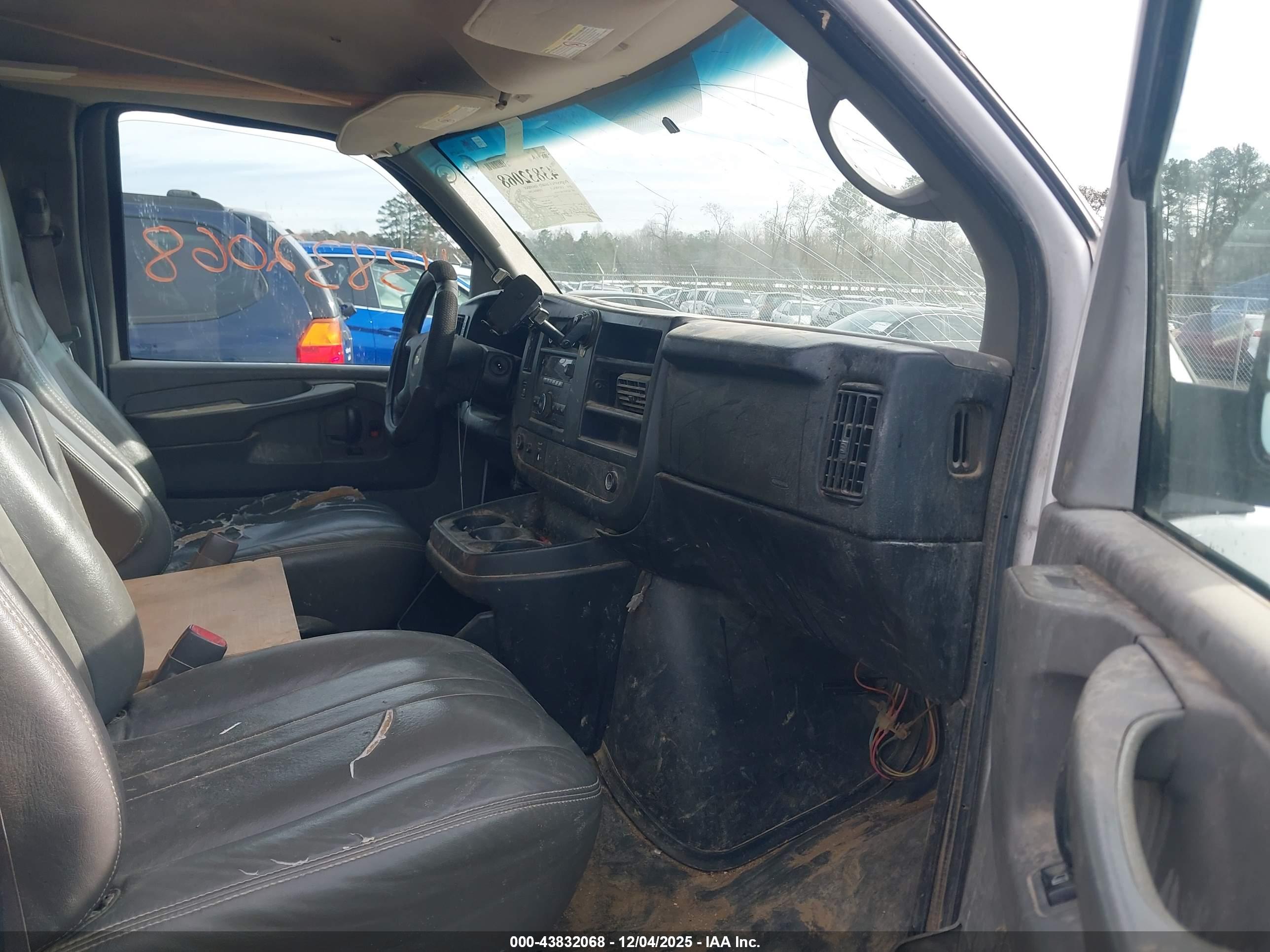 CHEVROLET EXPRESS image 5