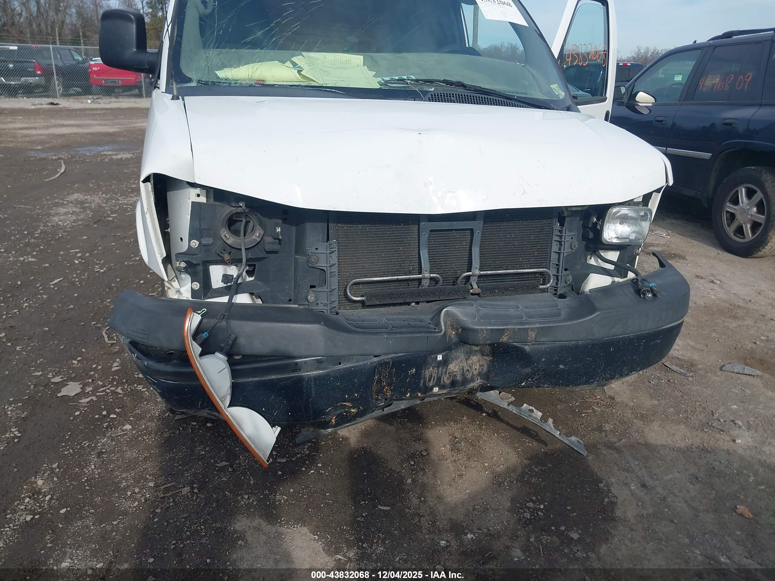 CHEVROLET EXPRESS image 6