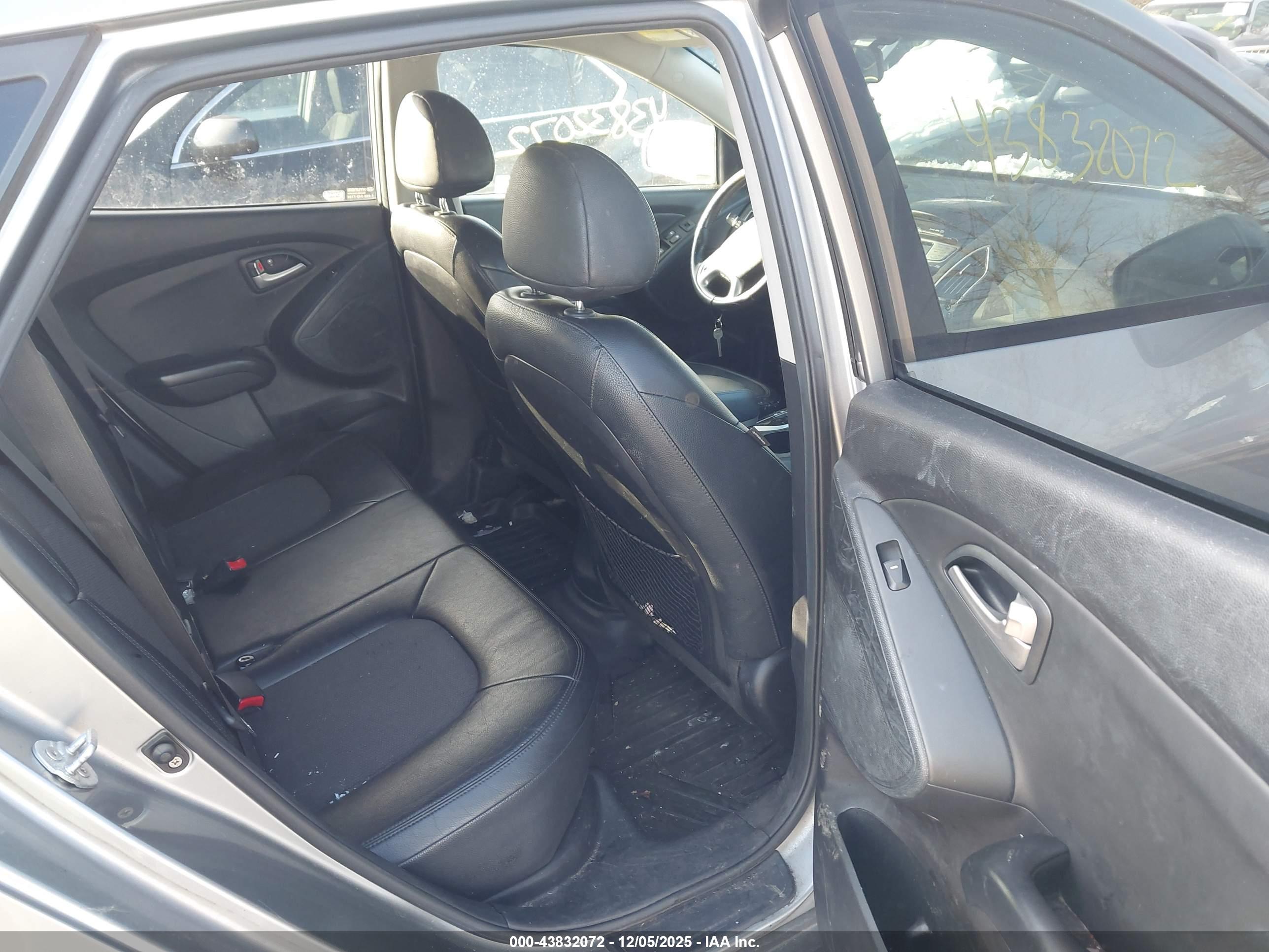 HYUNDAI TUCSON image 8