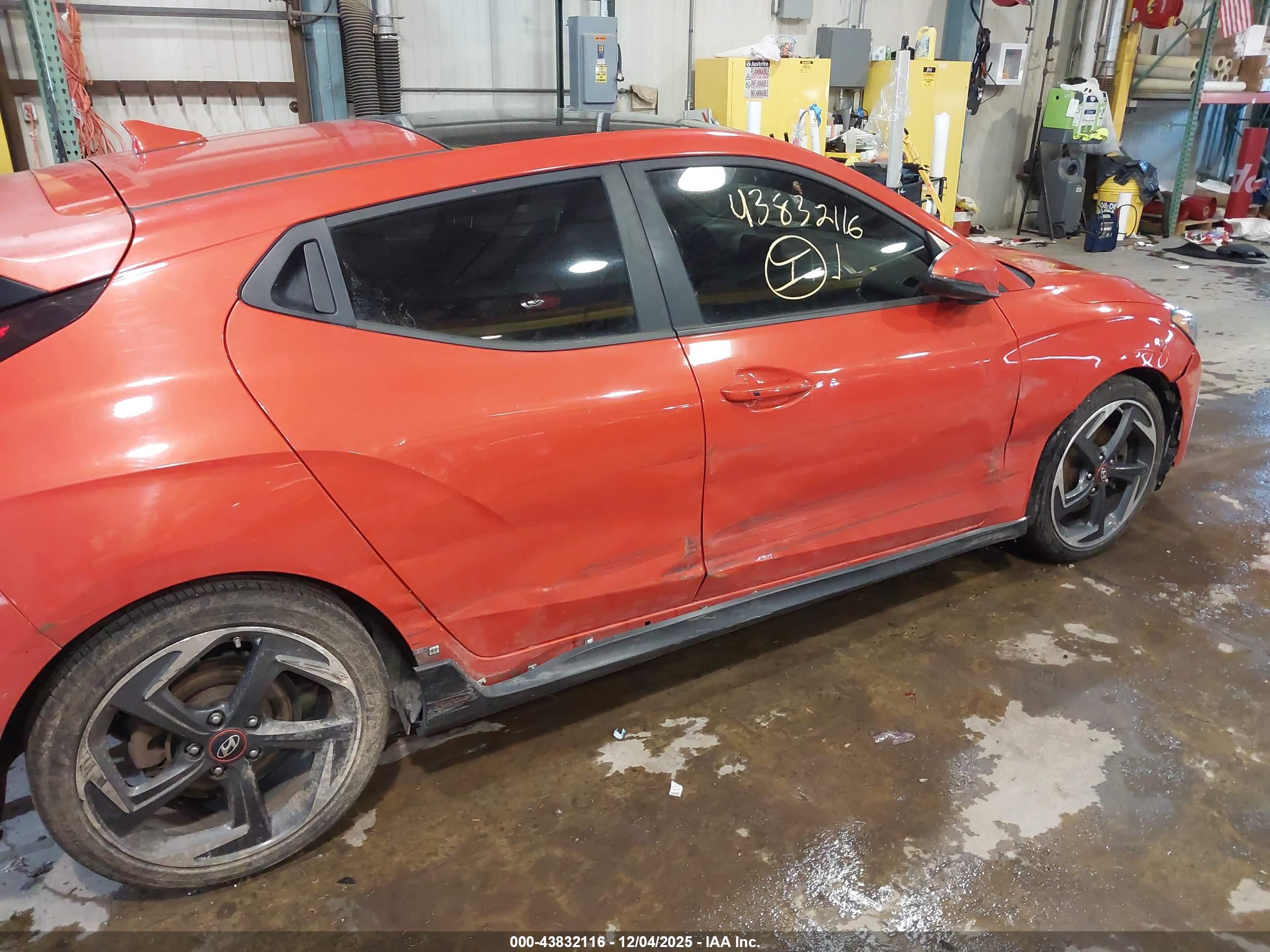 HYUNDAI VELOSTER image 6