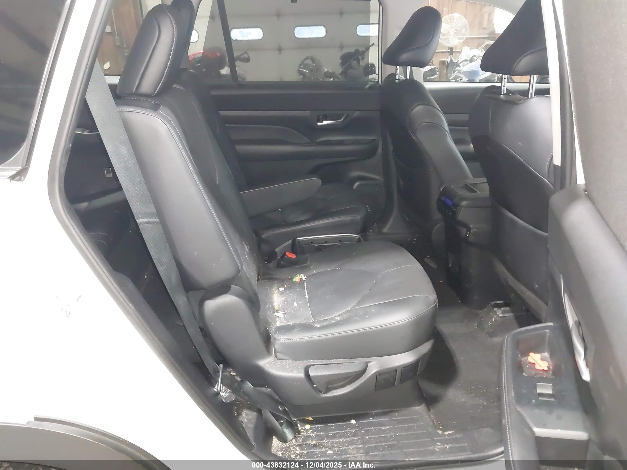 TOYOTA GRAND image 8