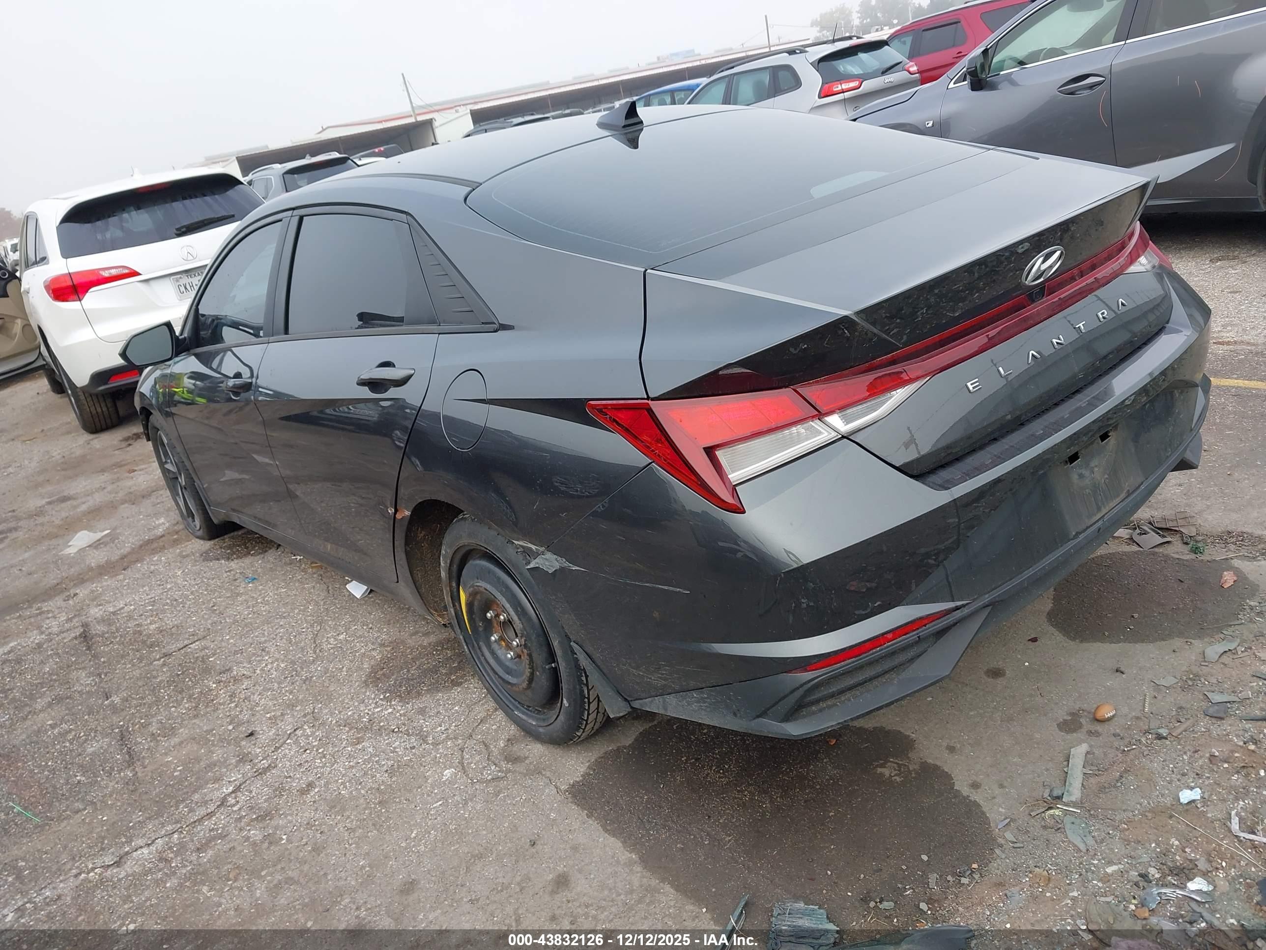 HYUNDAI ELANTRA image 3