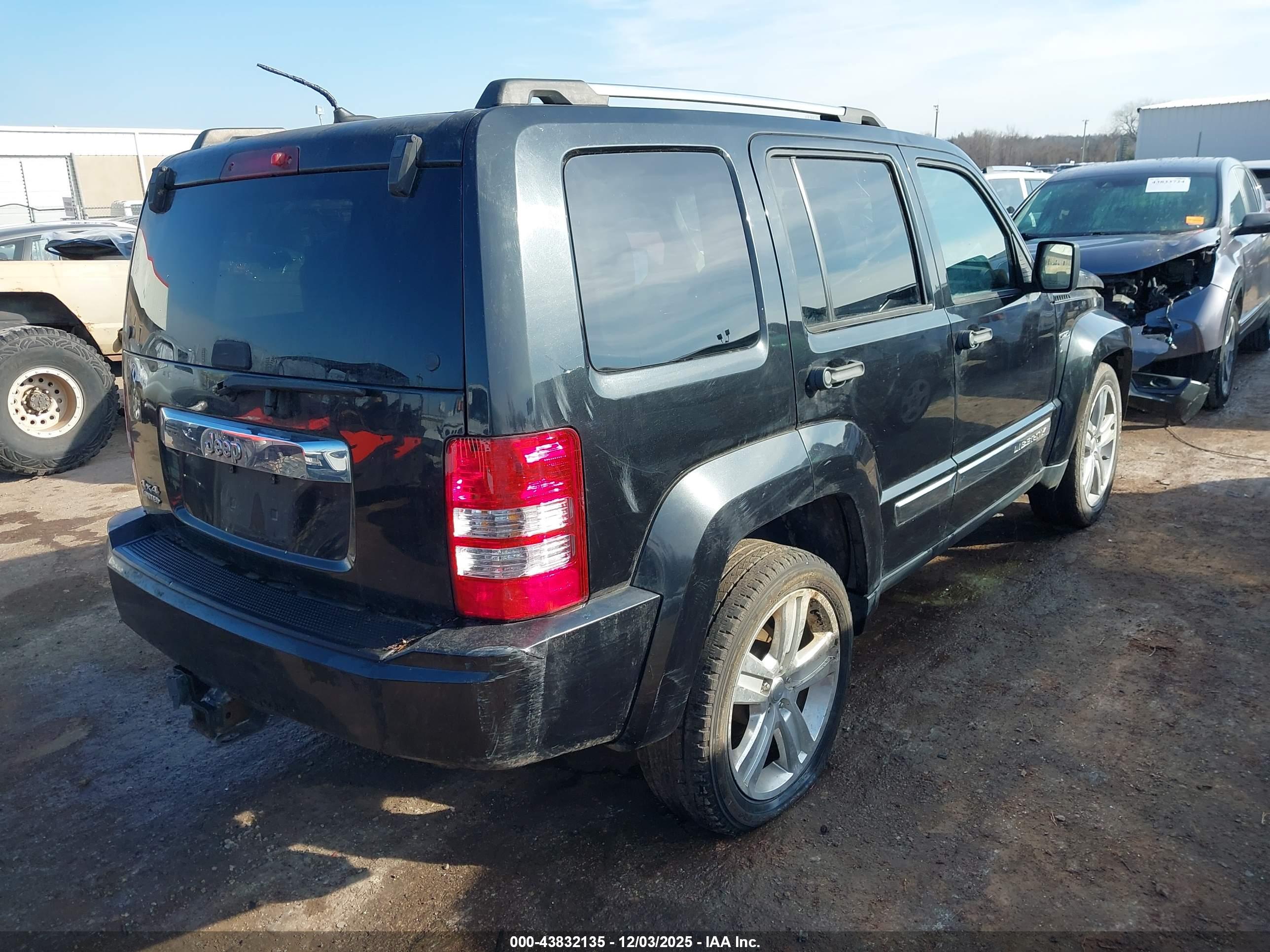 JEEP LIBERTY image 4