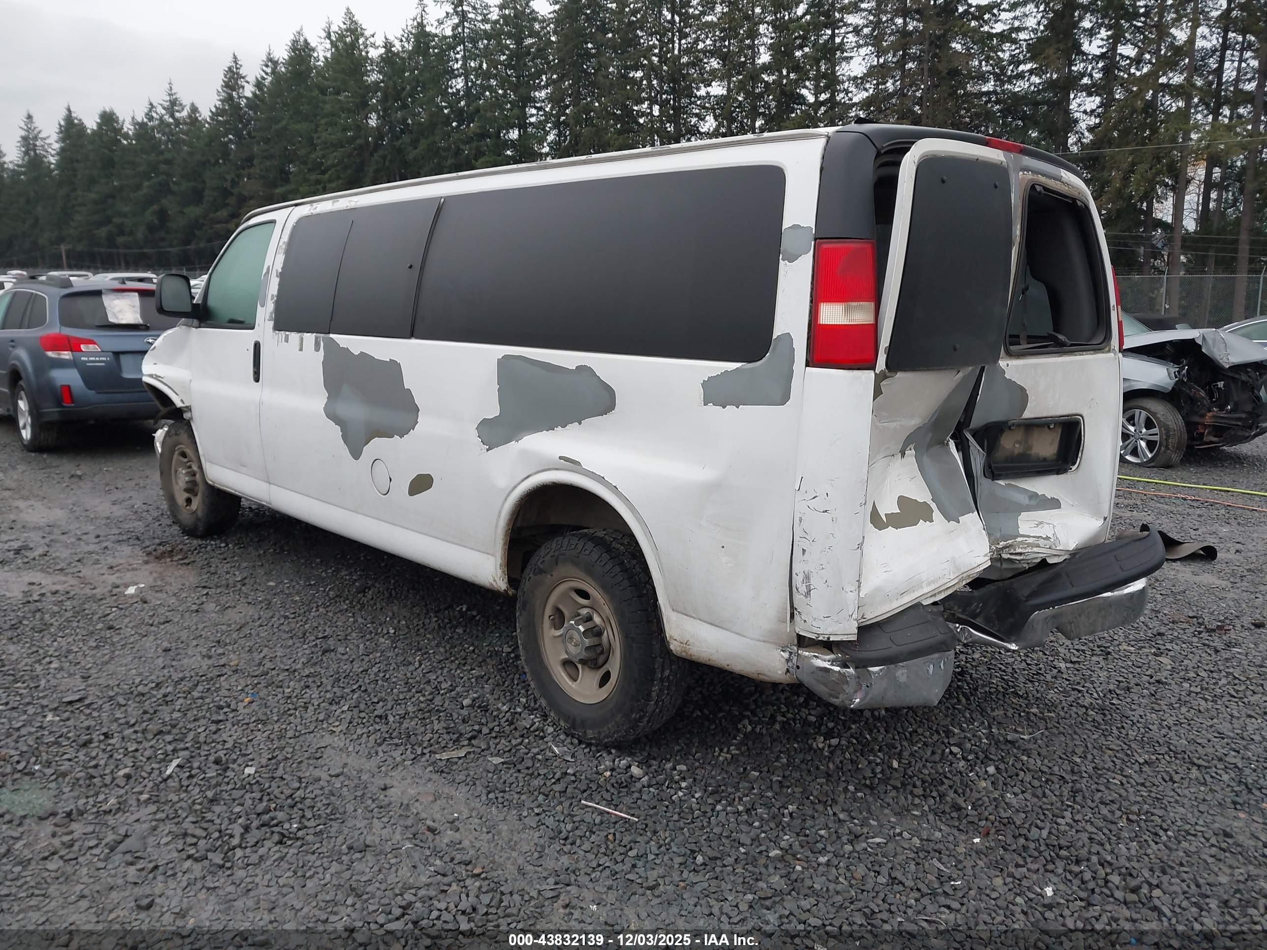 CHEVROLET EXPRESS image 3