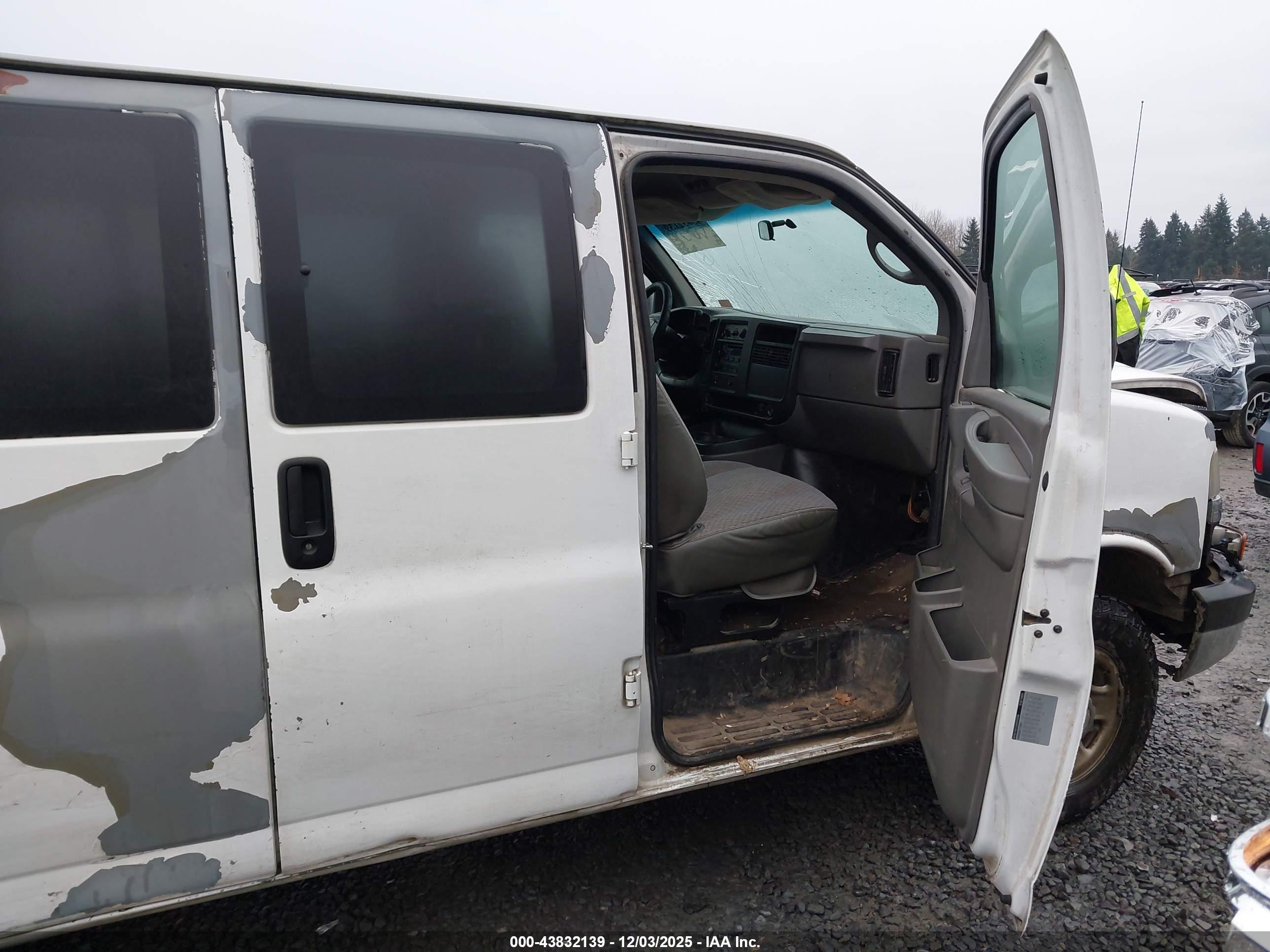 CHEVROLET EXPRESS image 5