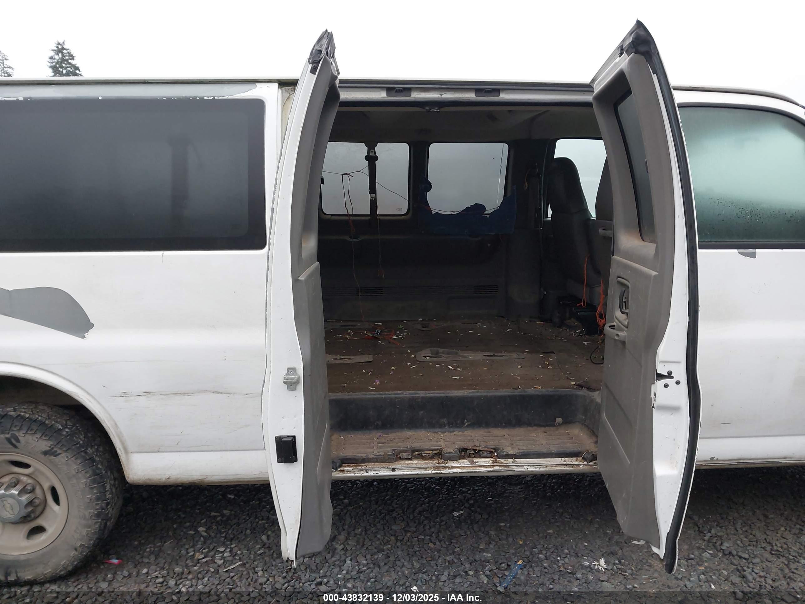 CHEVROLET EXPRESS image 8
