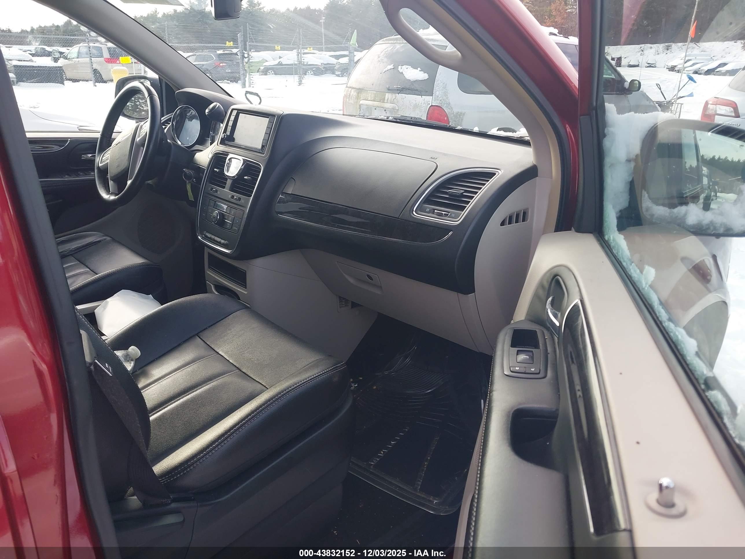 CHRYSLER TOWN image 5