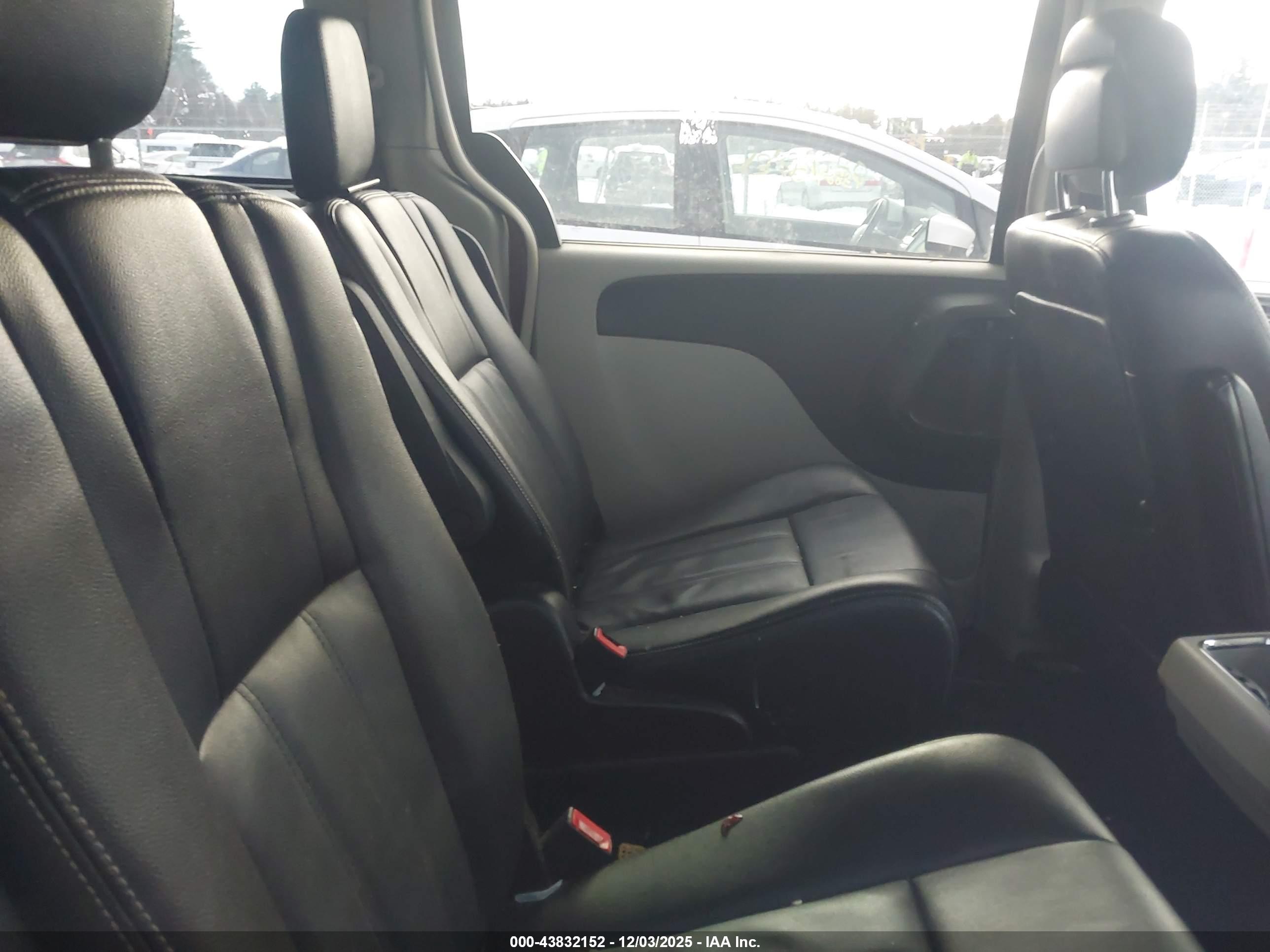 CHRYSLER TOWN image 8