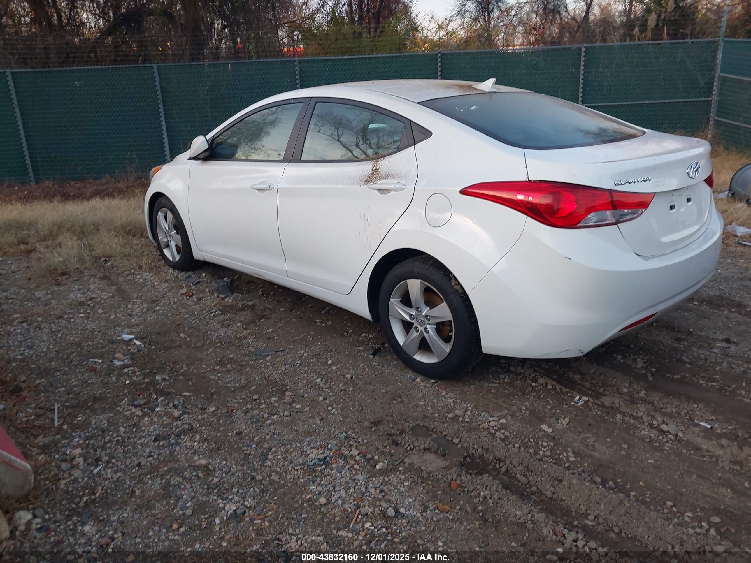 HYUNDAI ELANTRA image 3