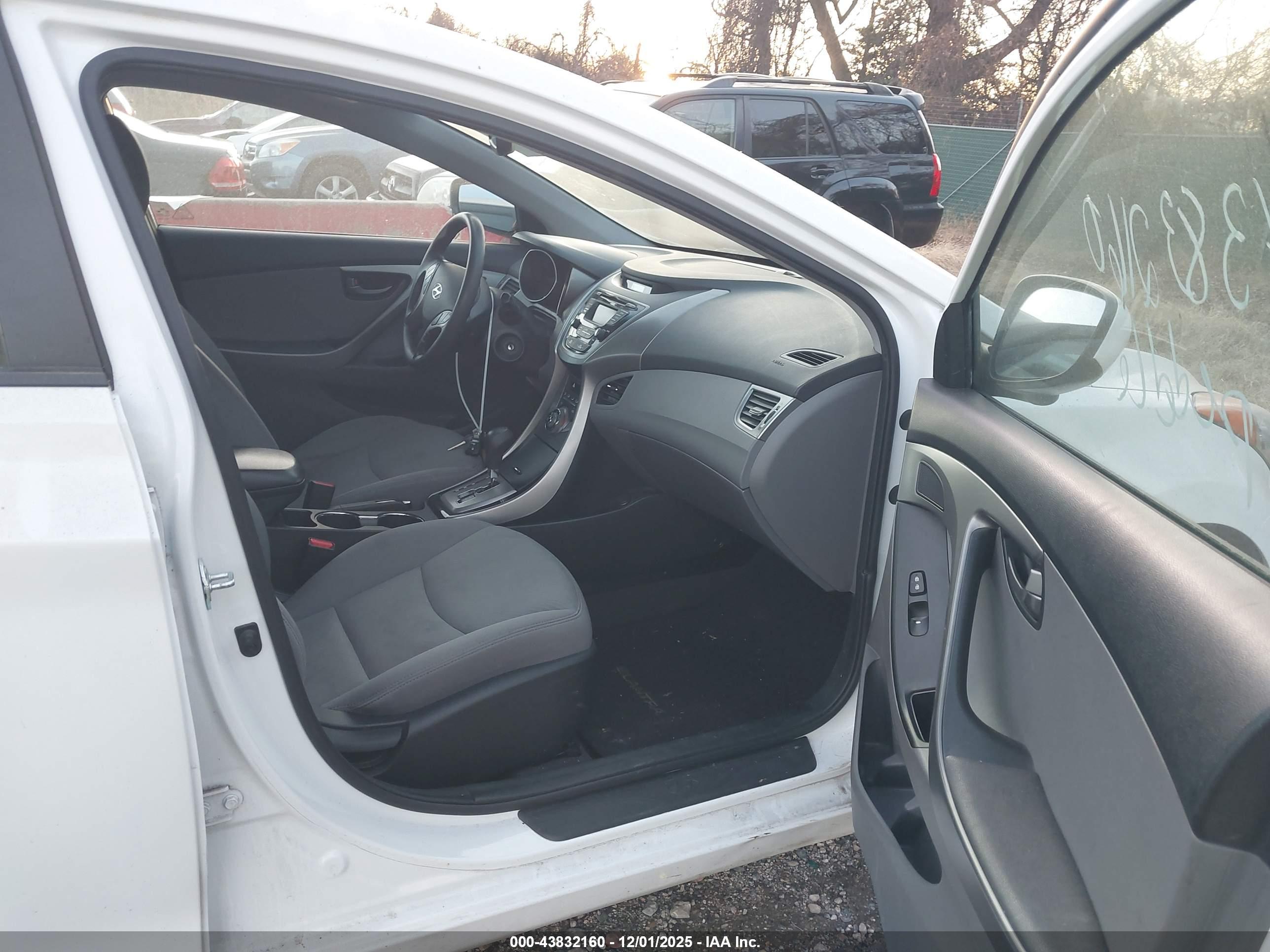 HYUNDAI ELANTRA image 5