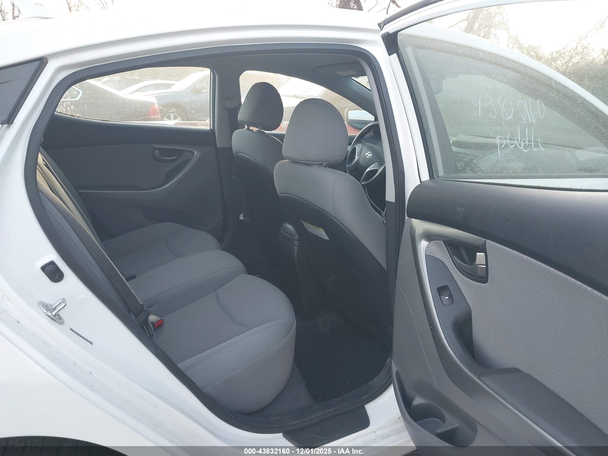 HYUNDAI ELANTRA image 8