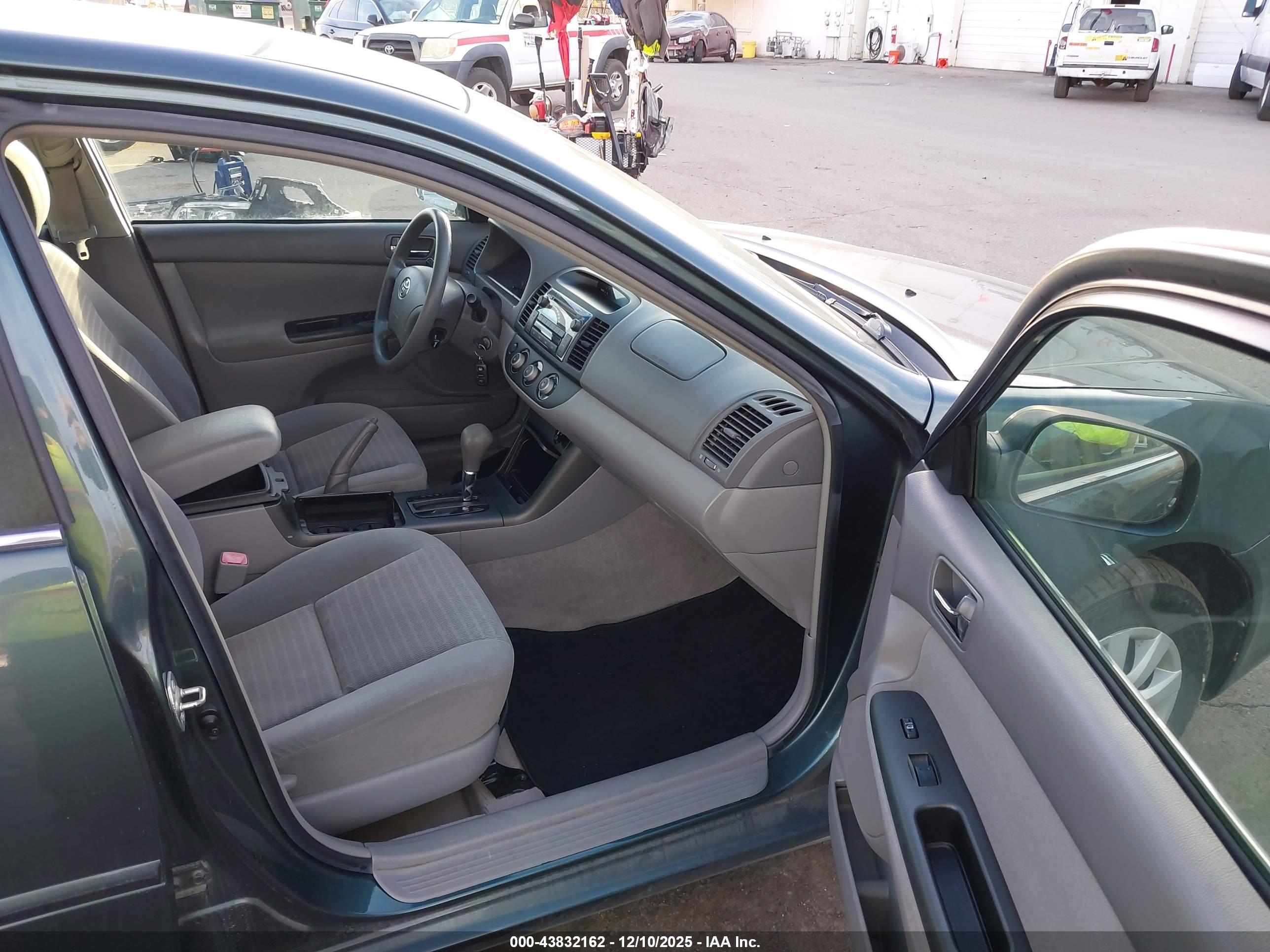 TOYOTA CAMRY image 5