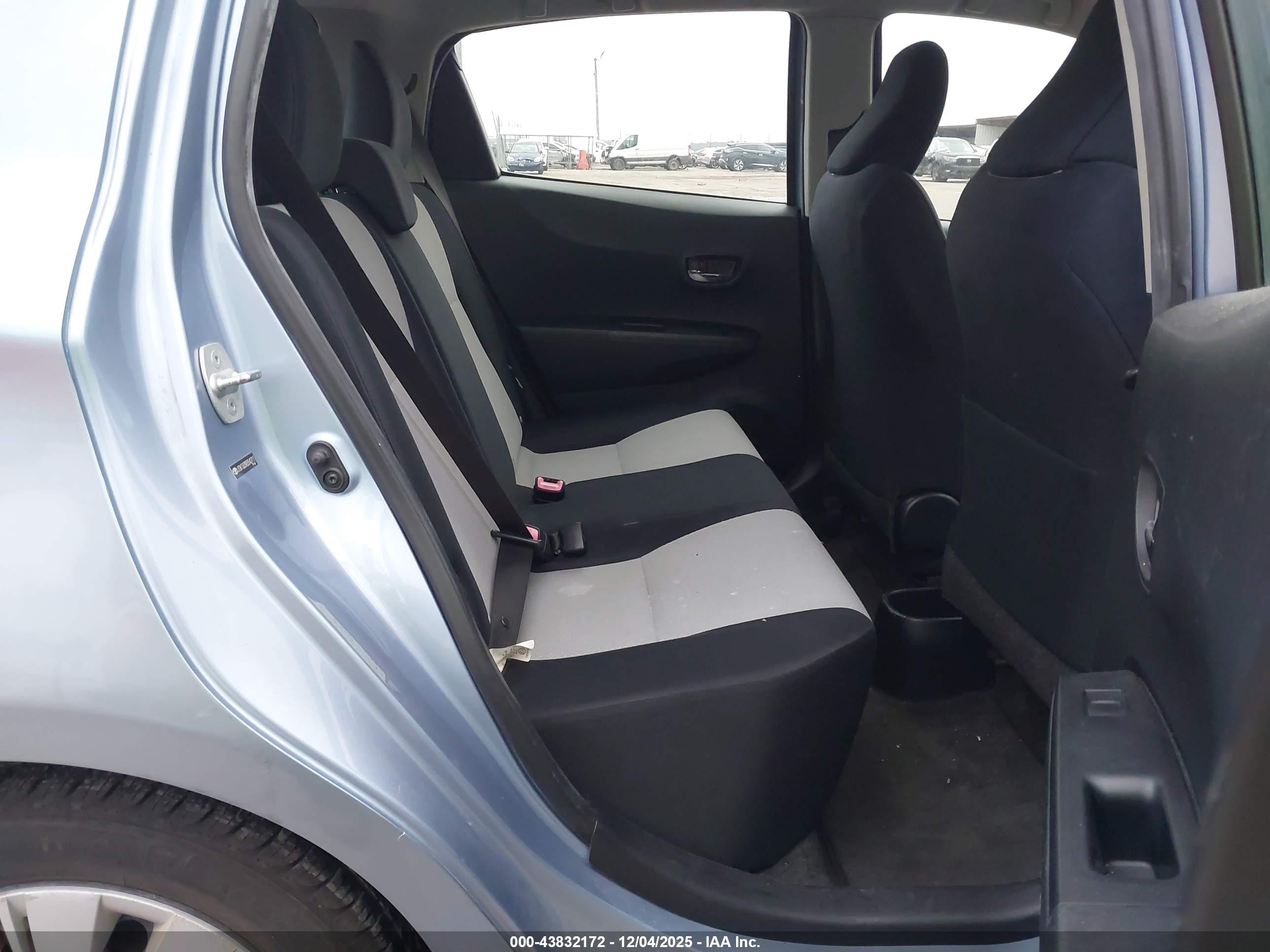 TOYOTA YARIS image 8