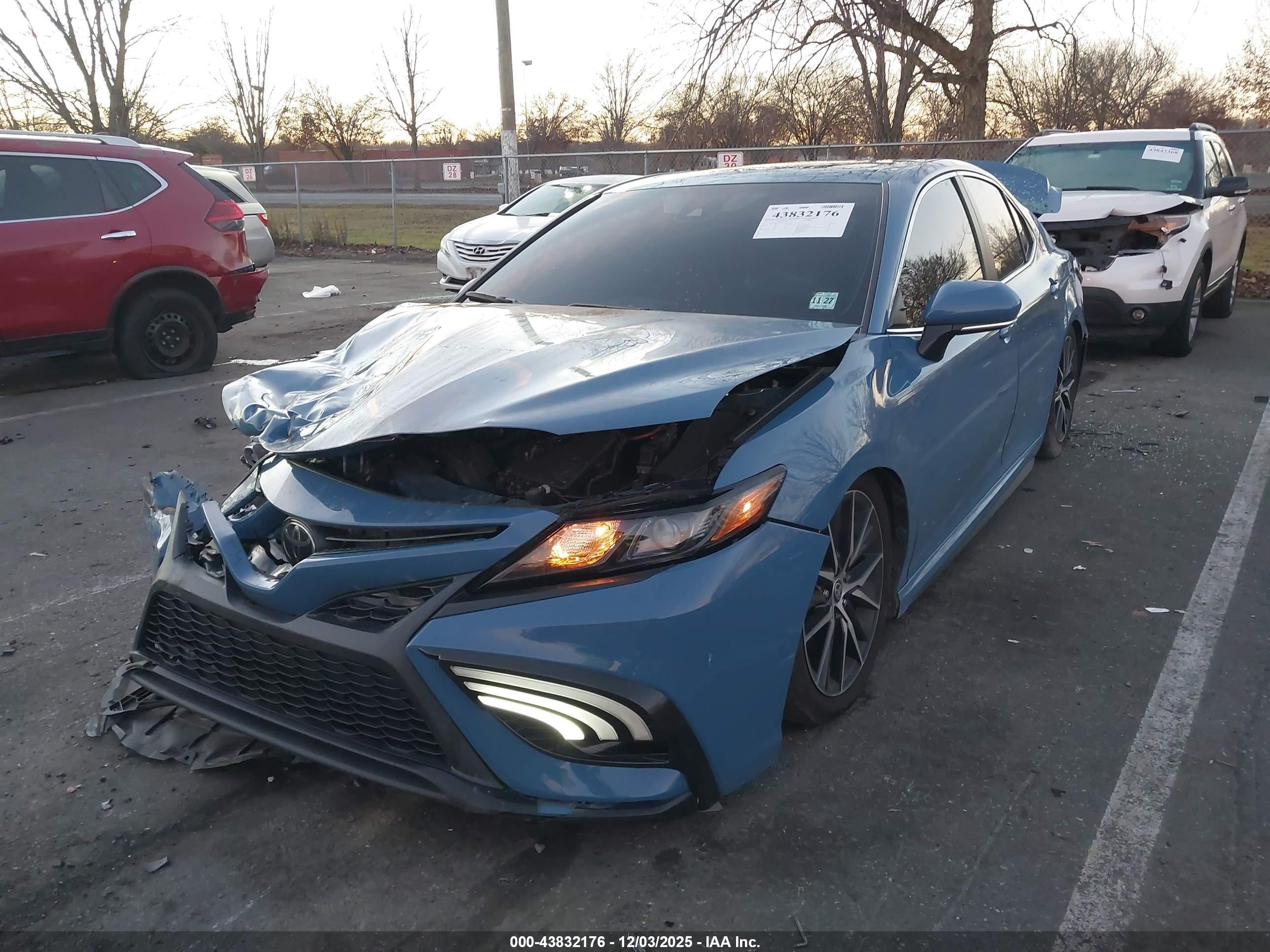 TOYOTA CAMRY image 2