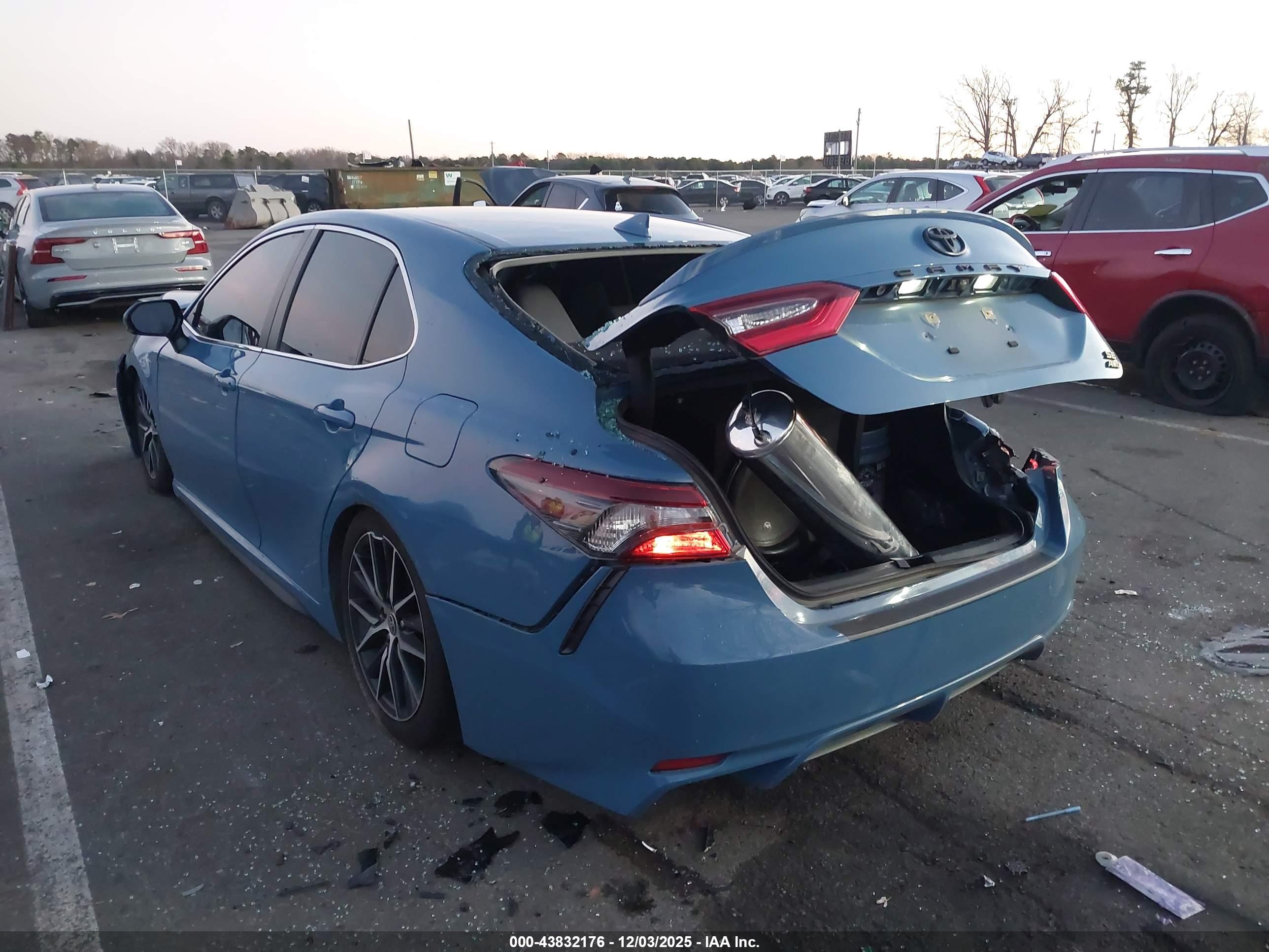 TOYOTA CAMRY image 3
