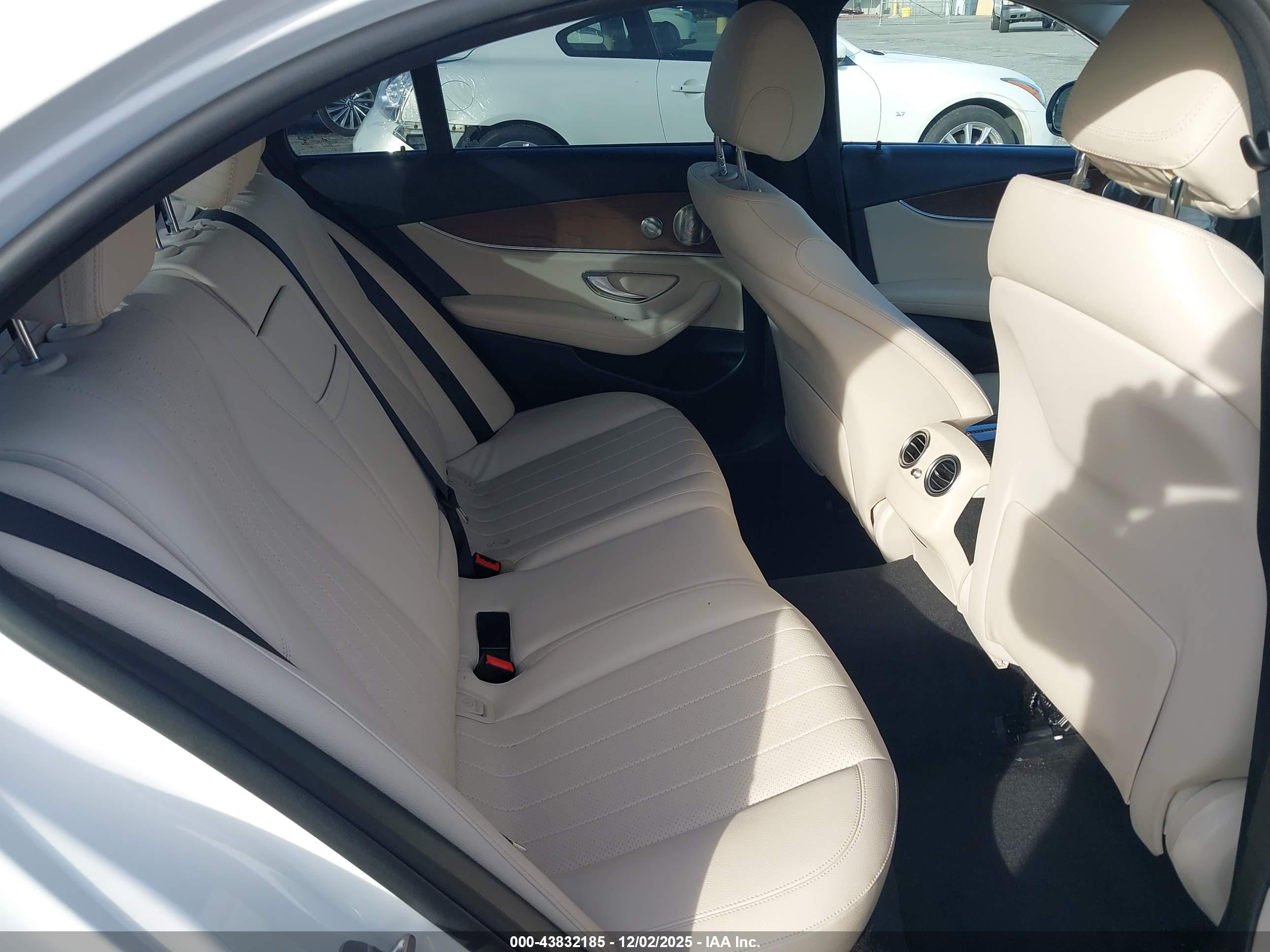 MERCEDES-BENZ E image 8