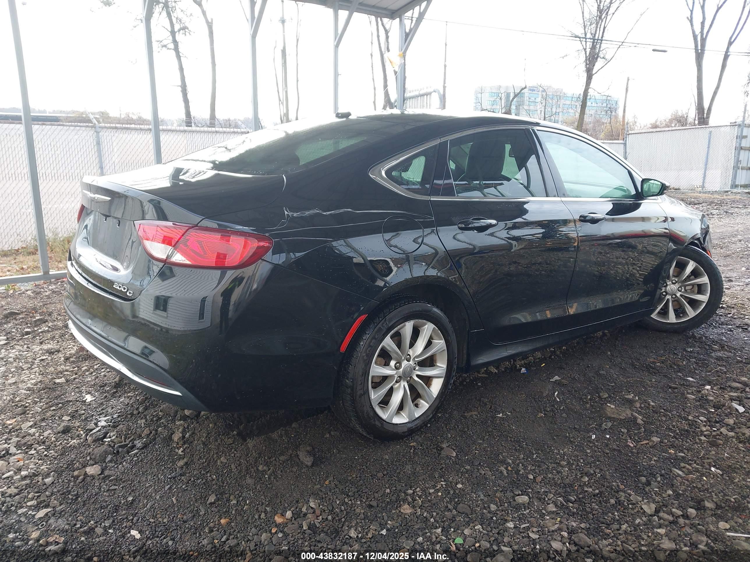 CHRYSLER 200 image 4