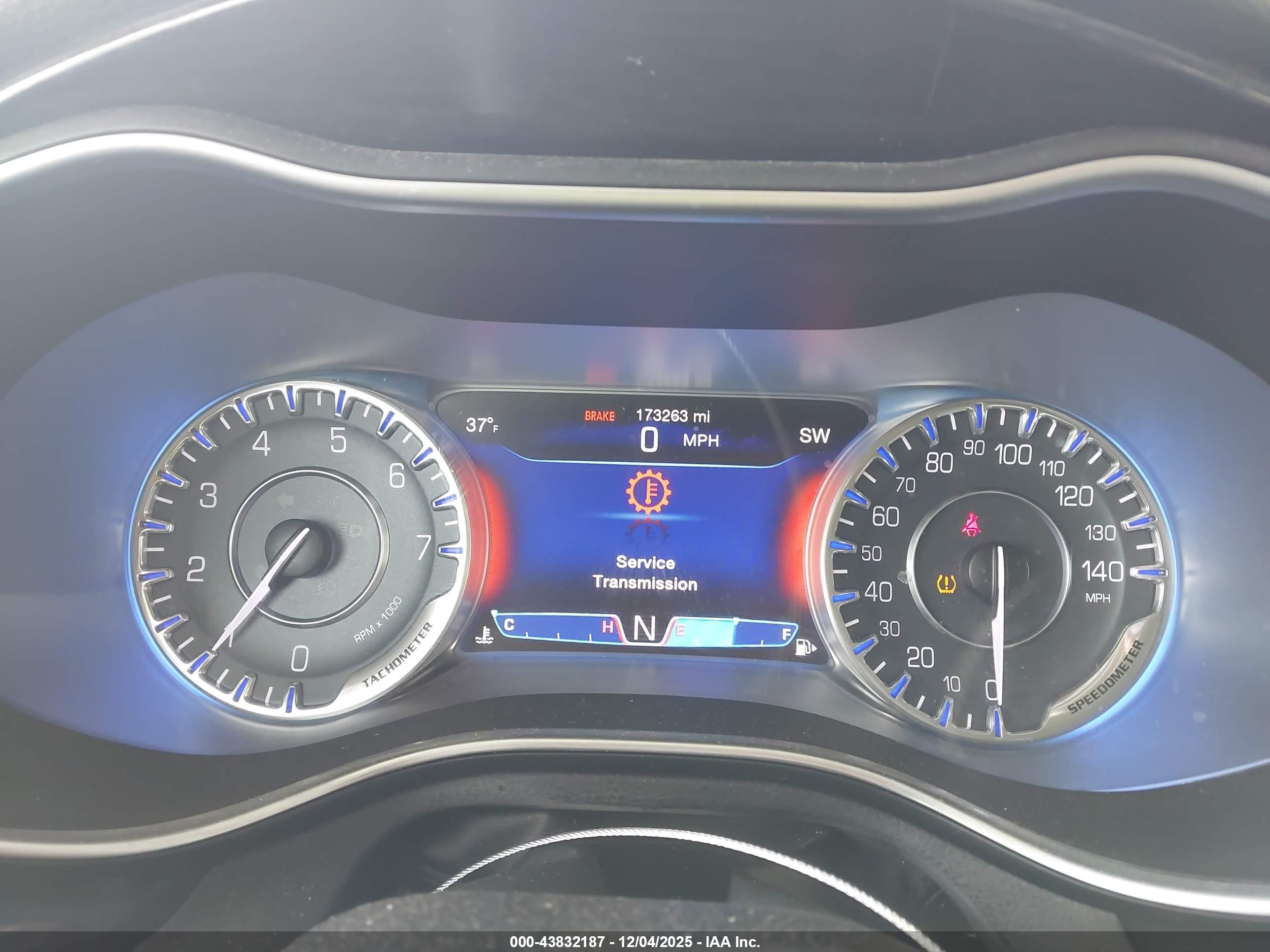 CHRYSLER 200 image 7