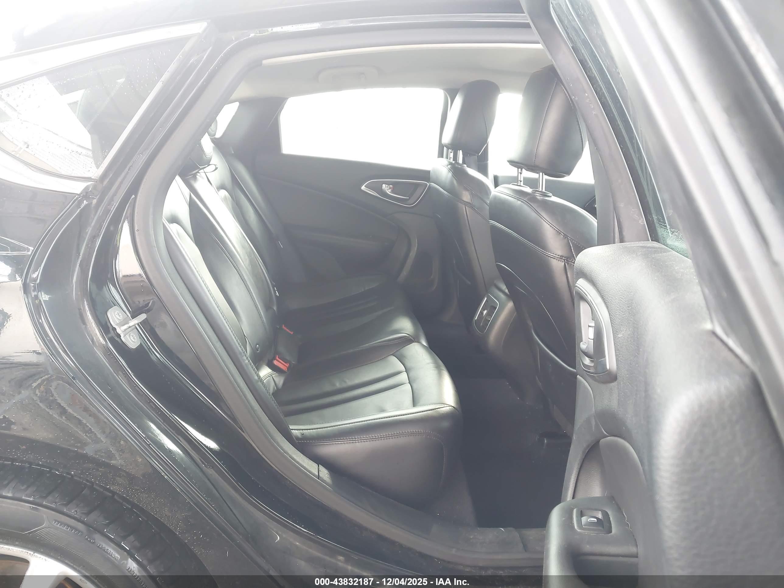 CHRYSLER 200 image 8