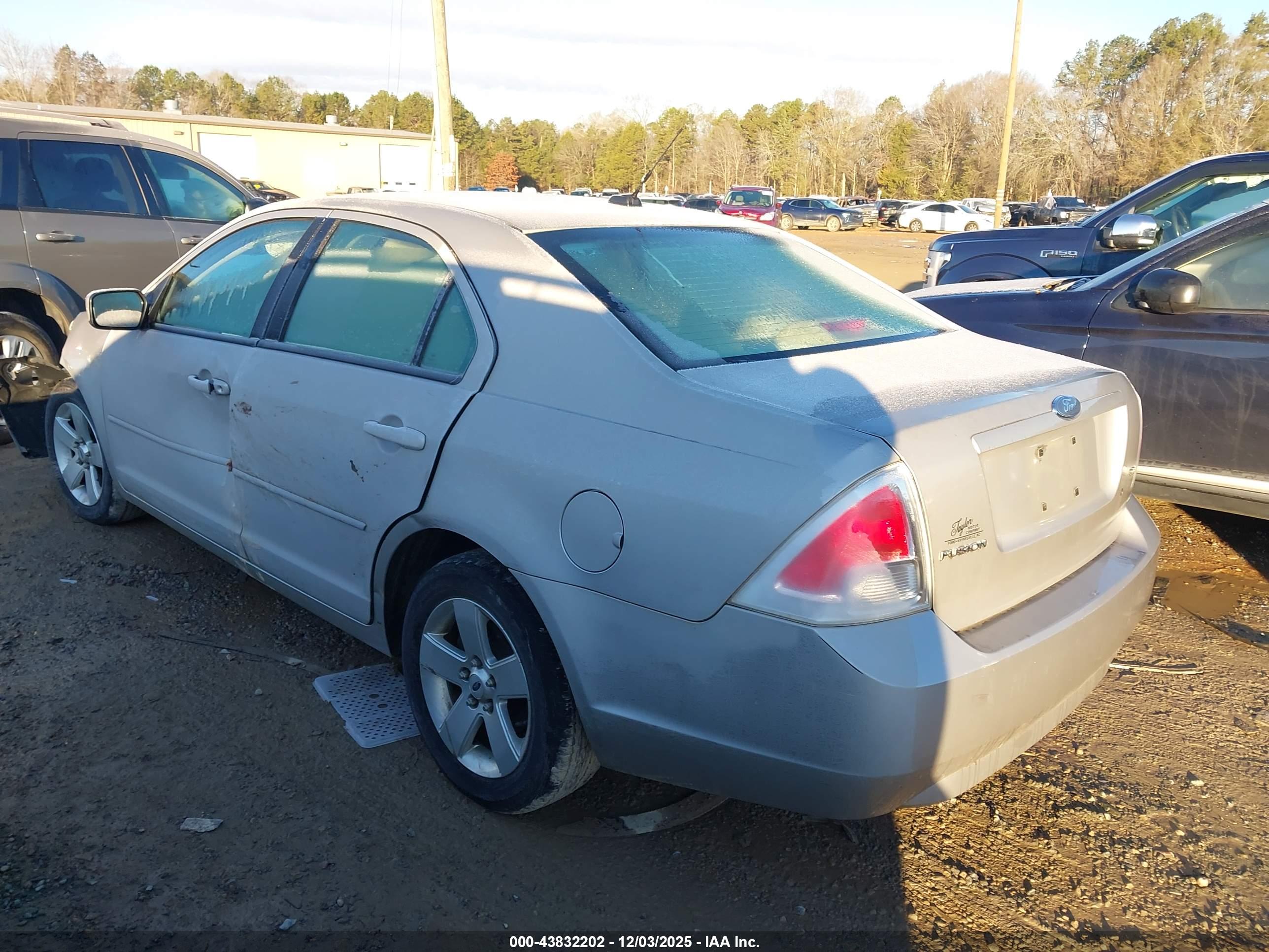 FORD FUSION image 3