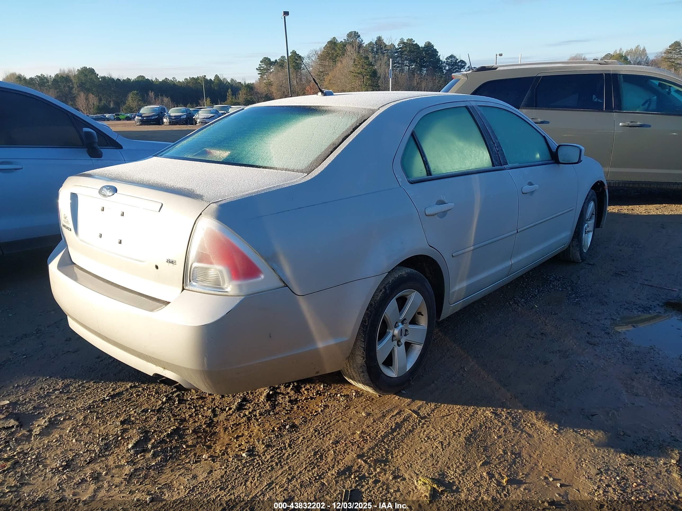 FORD FUSION image 4