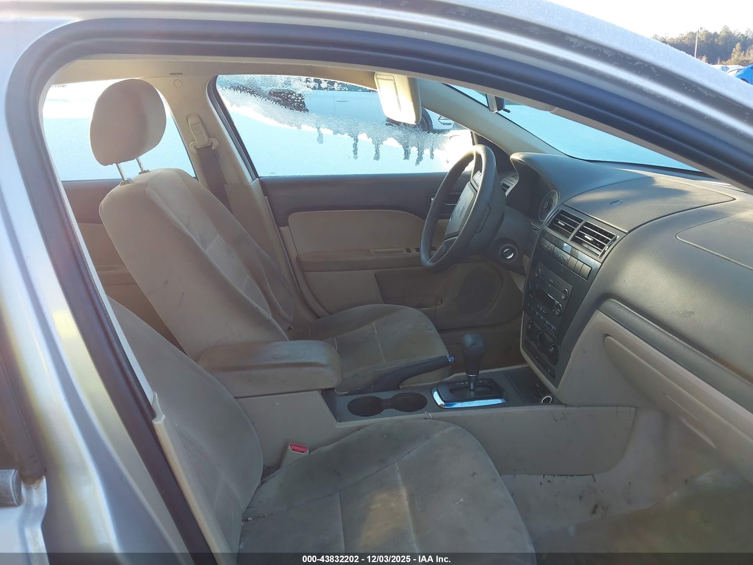 FORD FUSION image 5