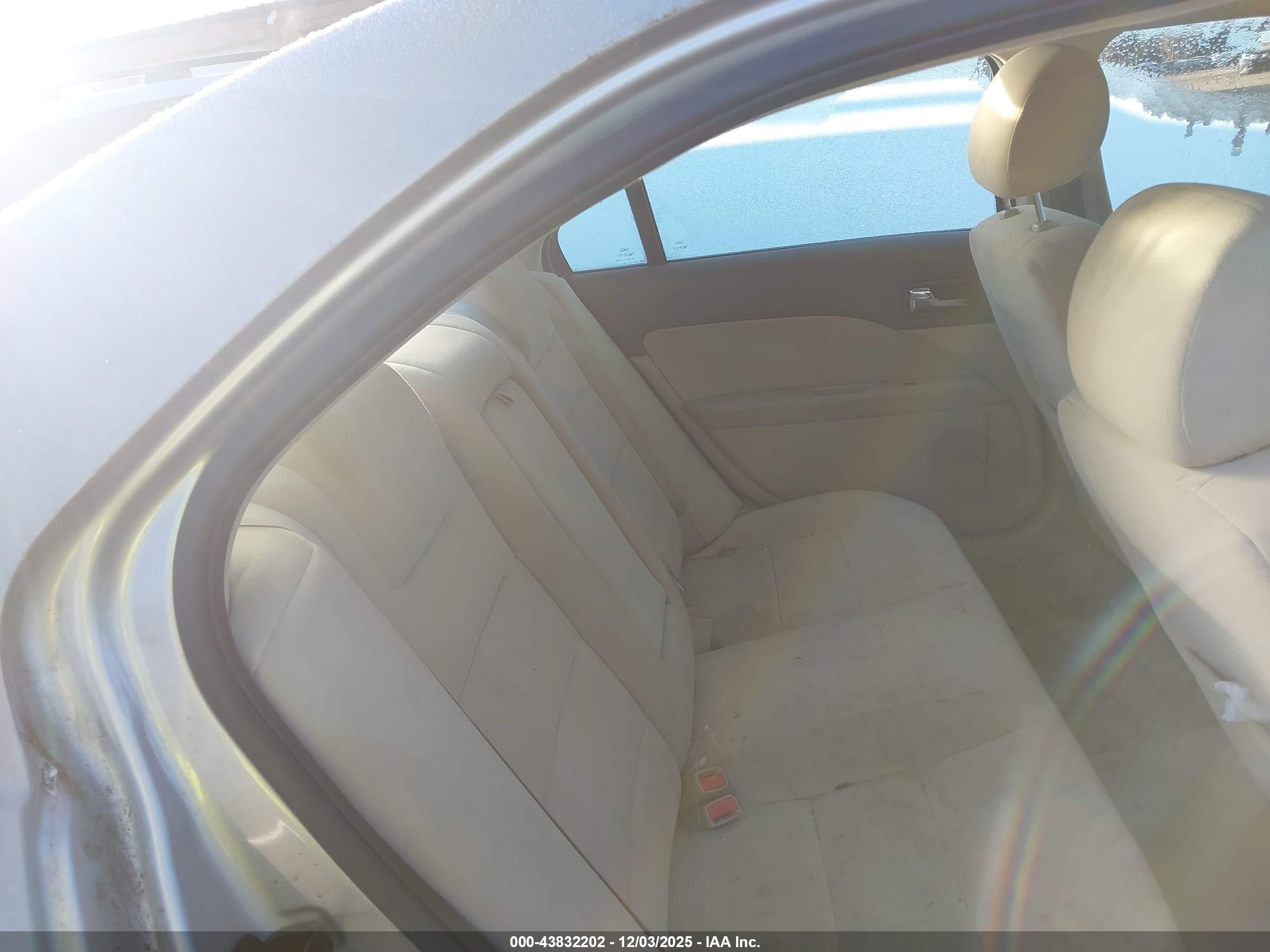FORD FUSION image 8