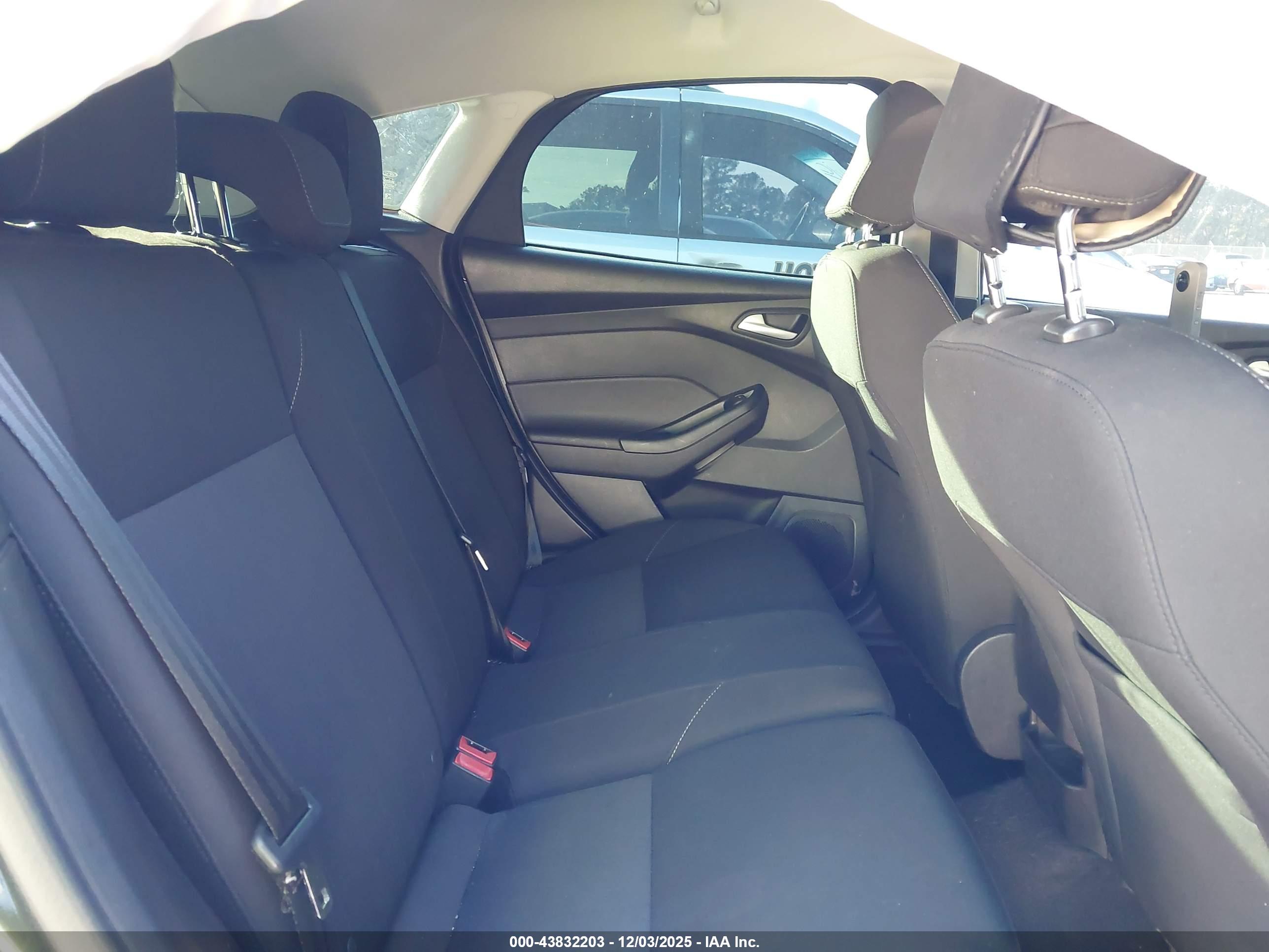FORD FOCUS image 8