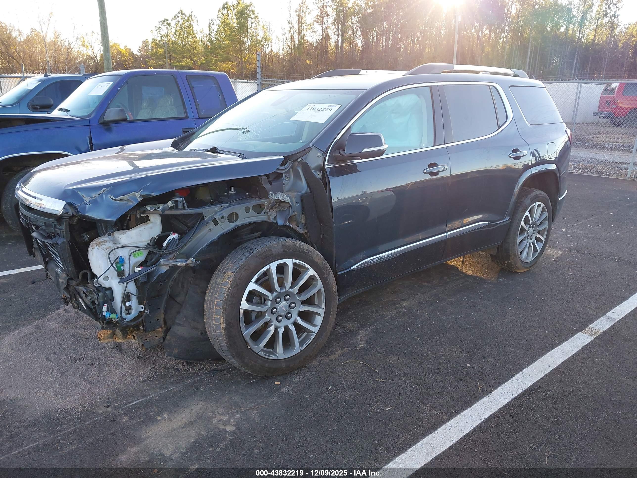 GMC ACADIA image 2
