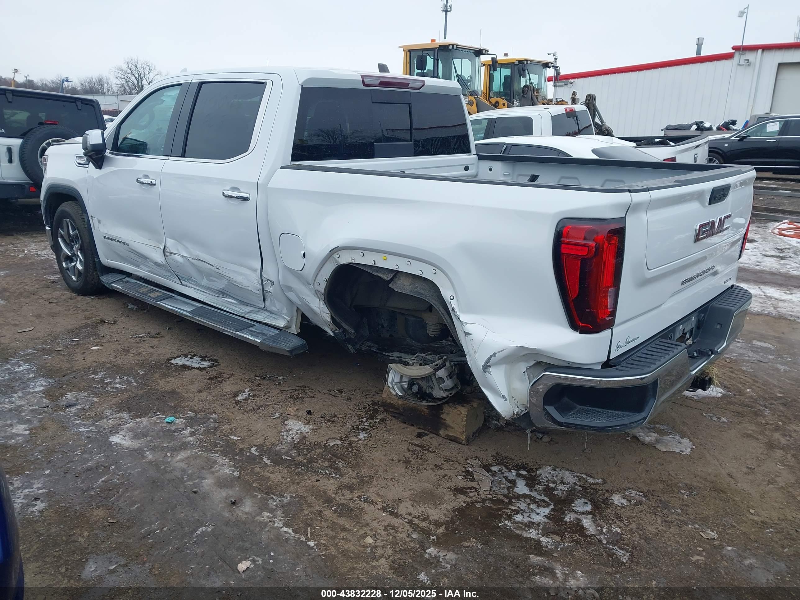 GMC SIERRA image 3